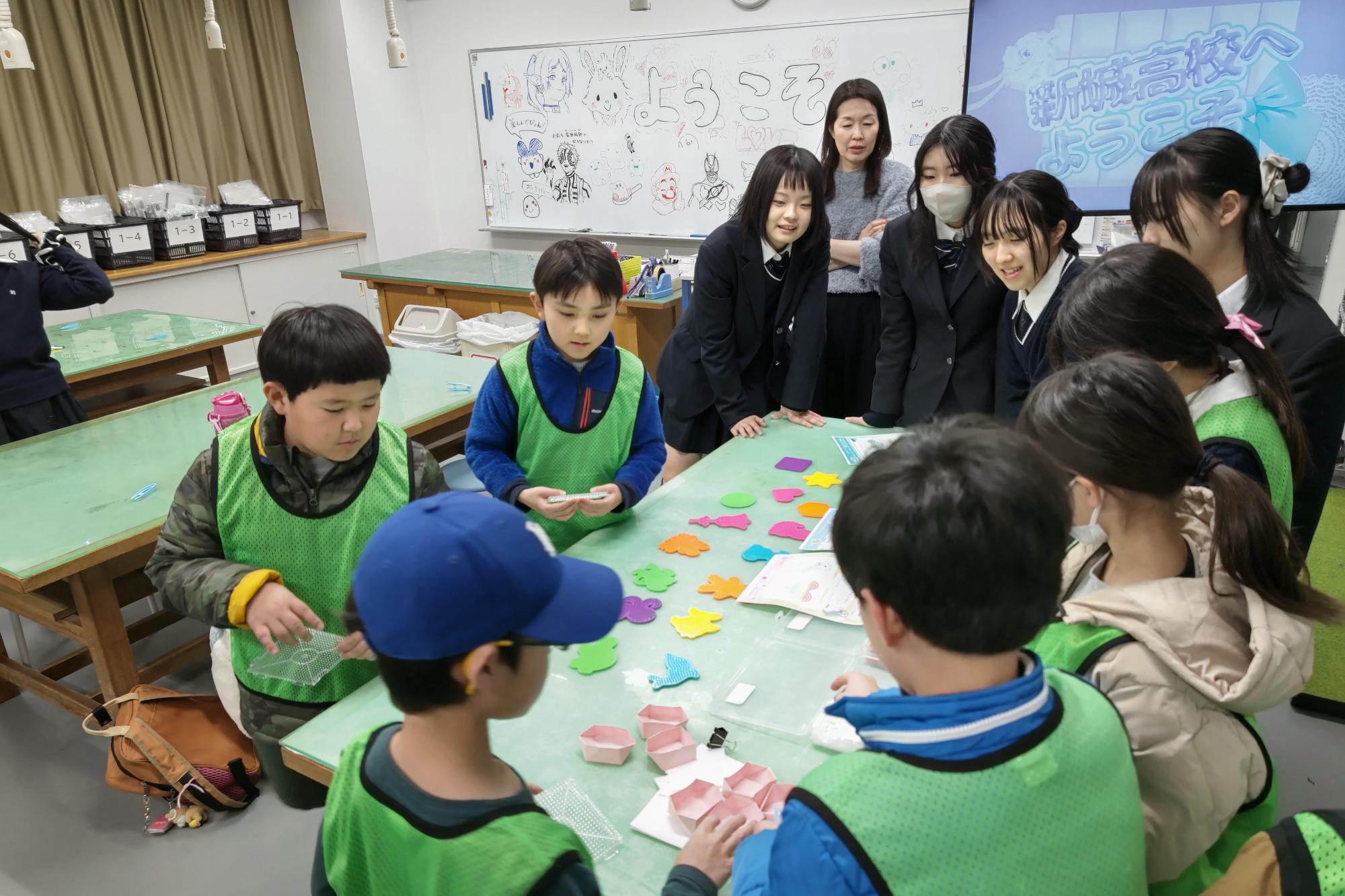 カラフルなアイロンビーズを選ぶ子どもたち