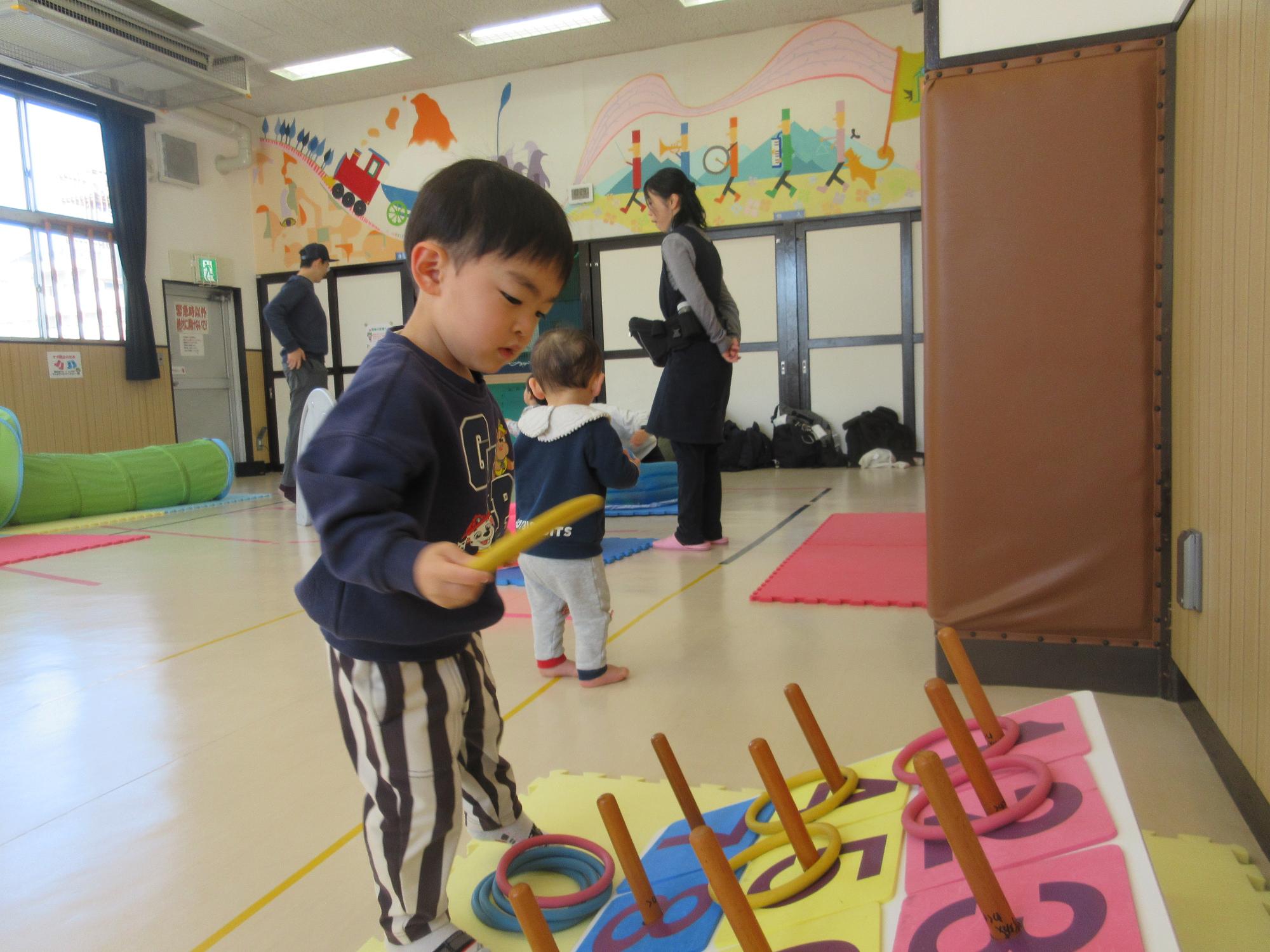 輪投げをする幼児