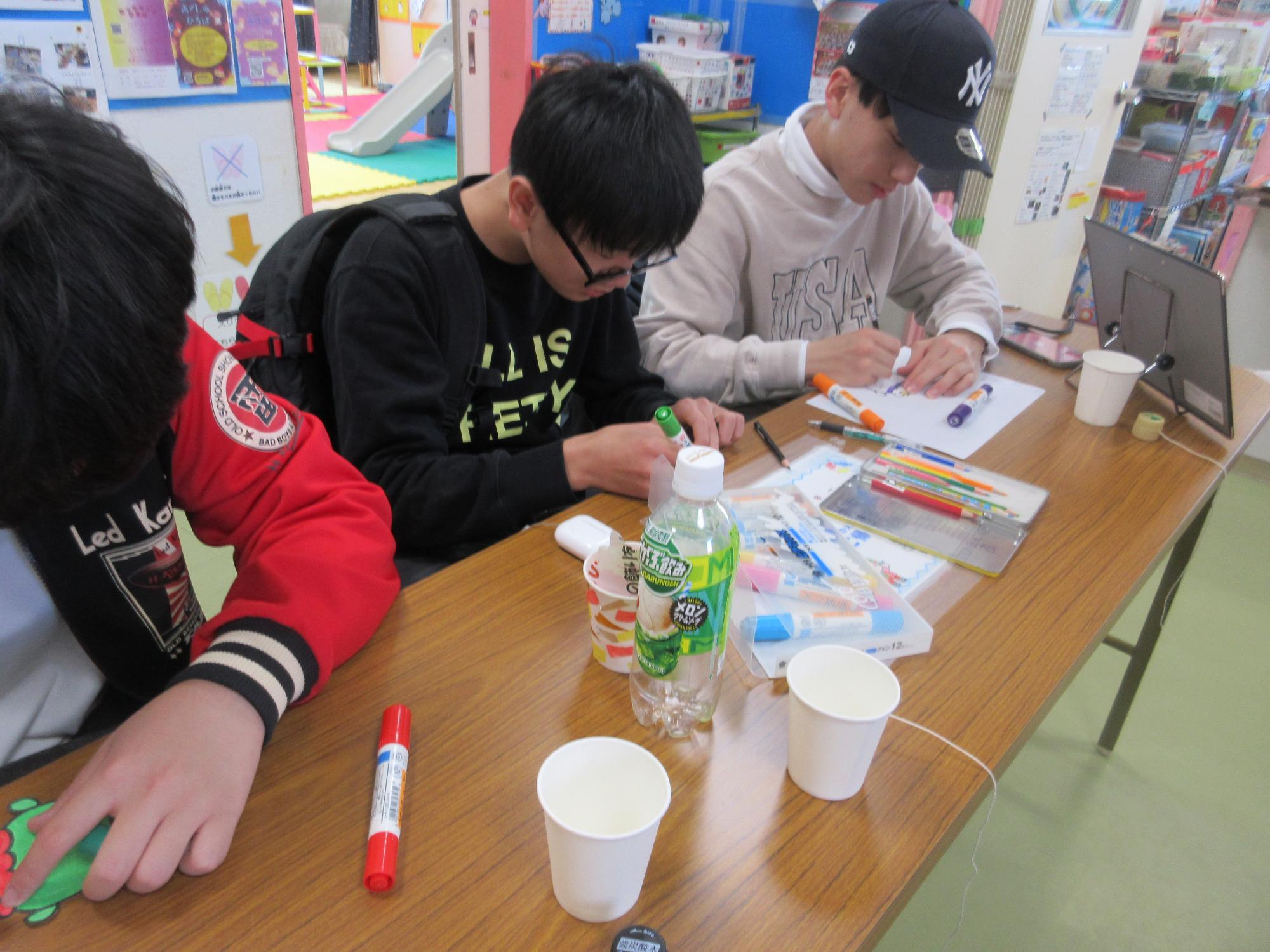 鬼の顔を描く参加者達