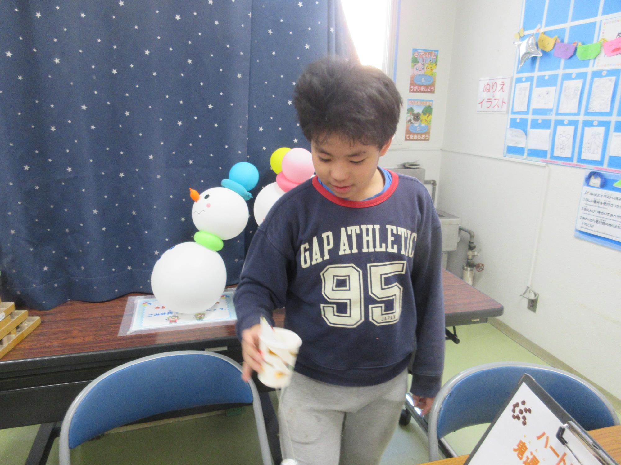 けん玉で遊ぶ児童