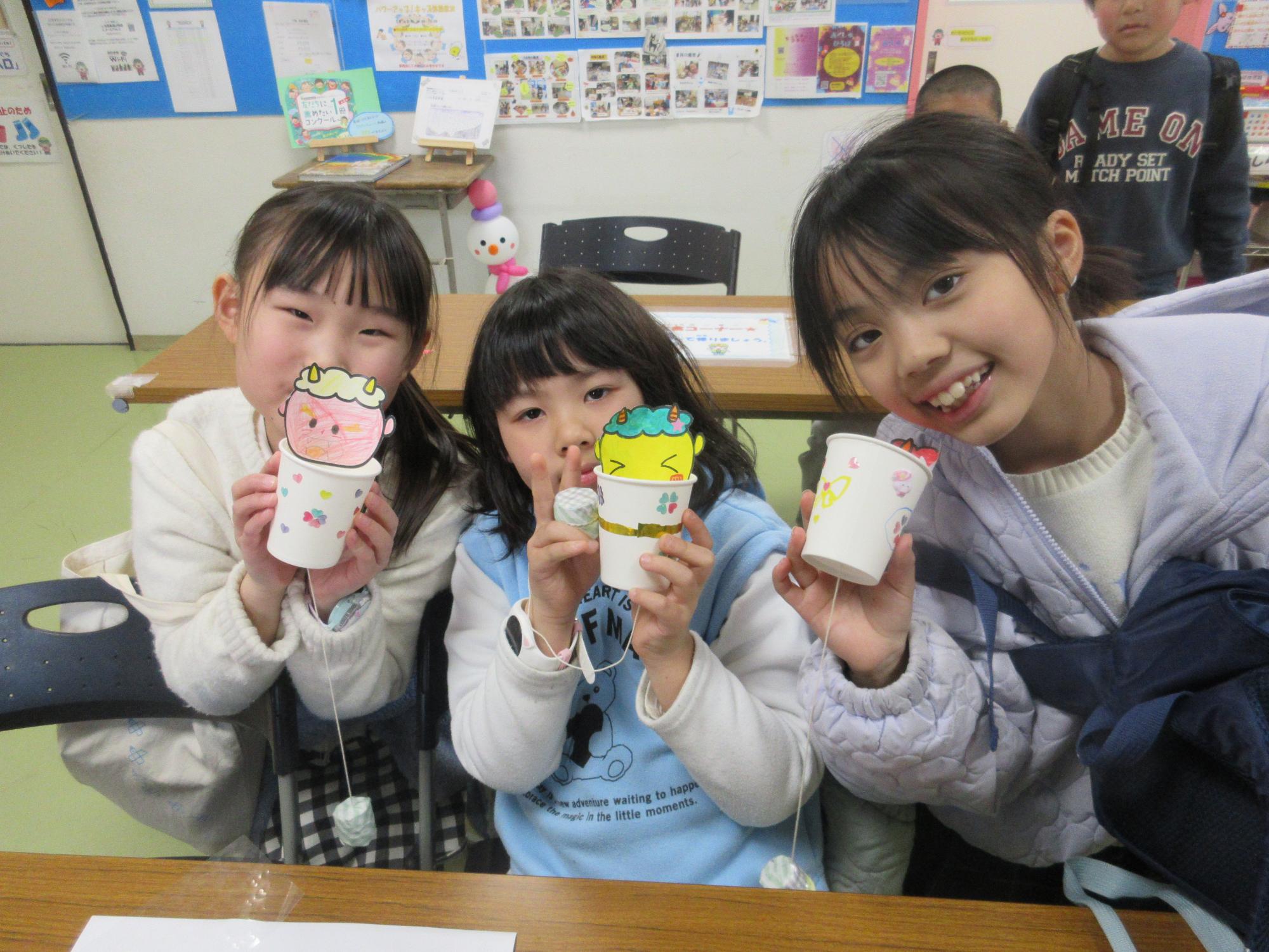 自作のけん玉を披露する子ども達