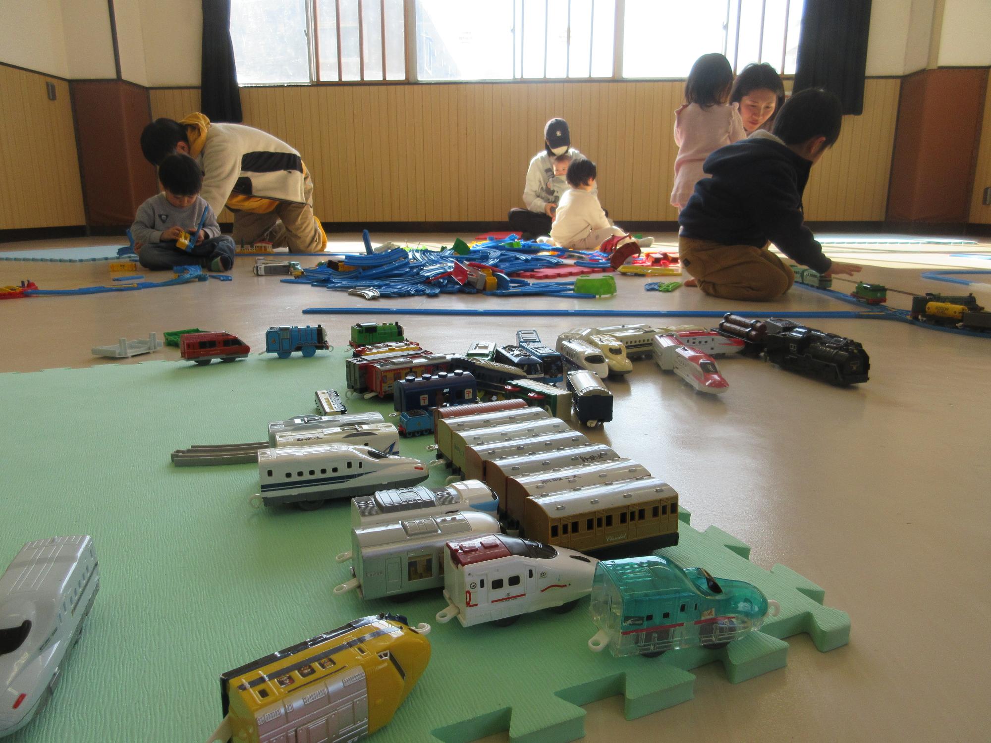 ドクターイエロー、透明なはやぶさ、のぞみ、きかんしゃトーマスの仲間等の車両がたくさんあります