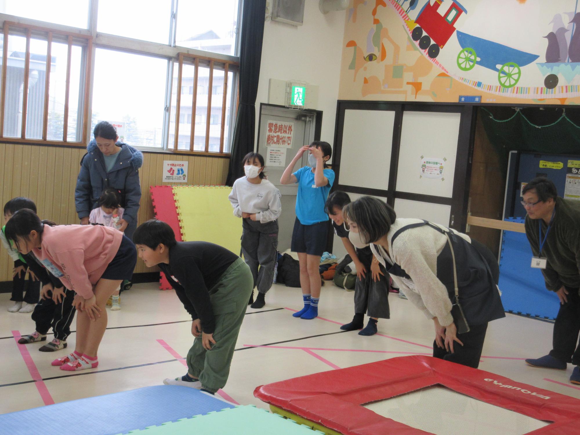 準備運動をする参加者