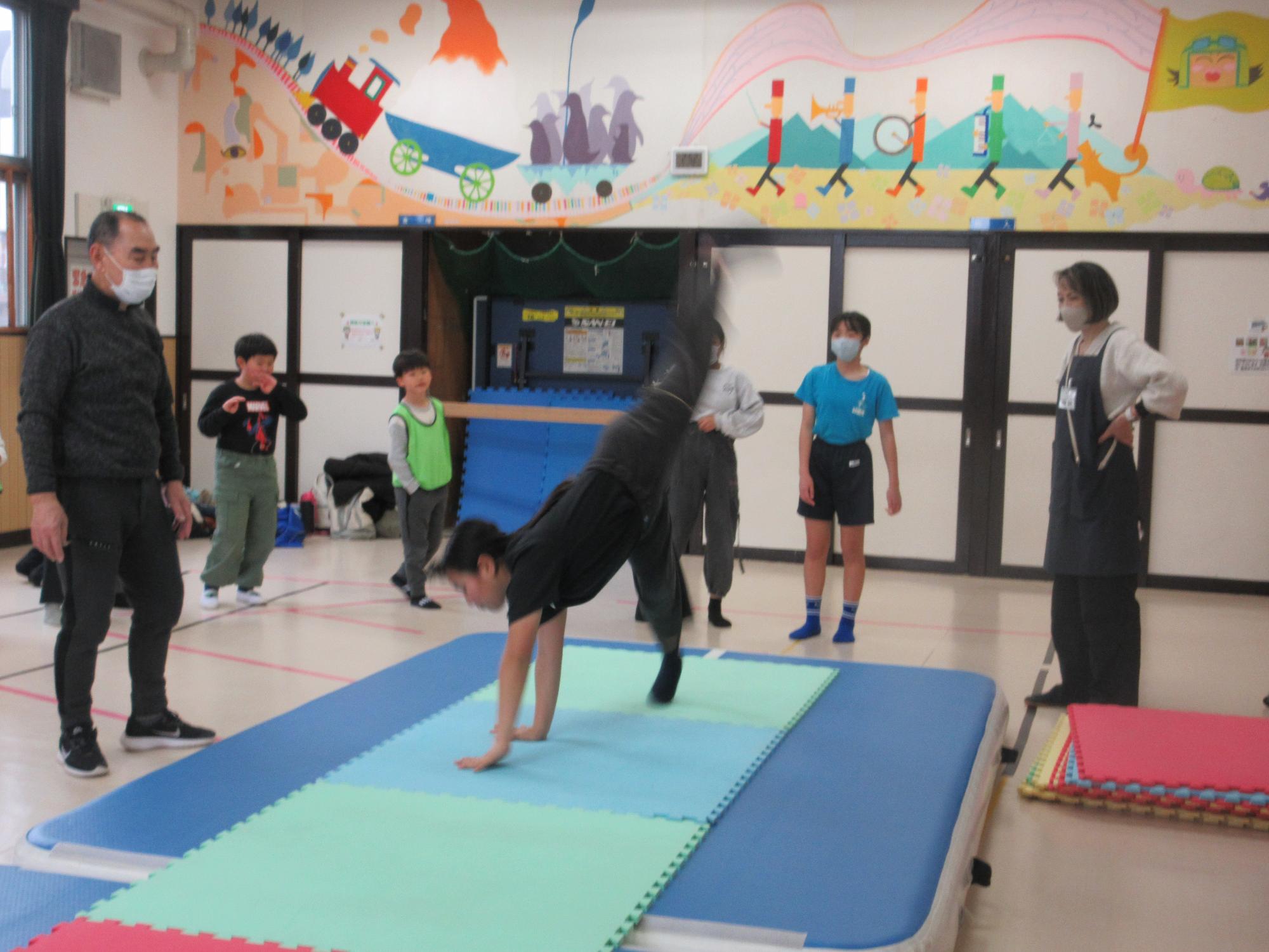 側転をする参加者