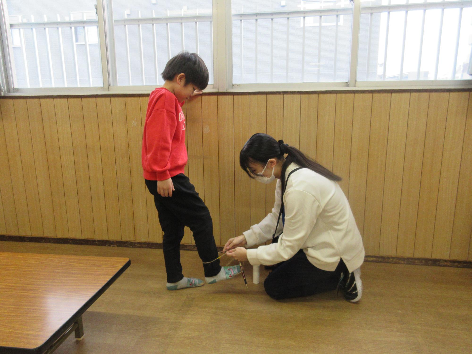 足に紐をまいてもらって準備完了