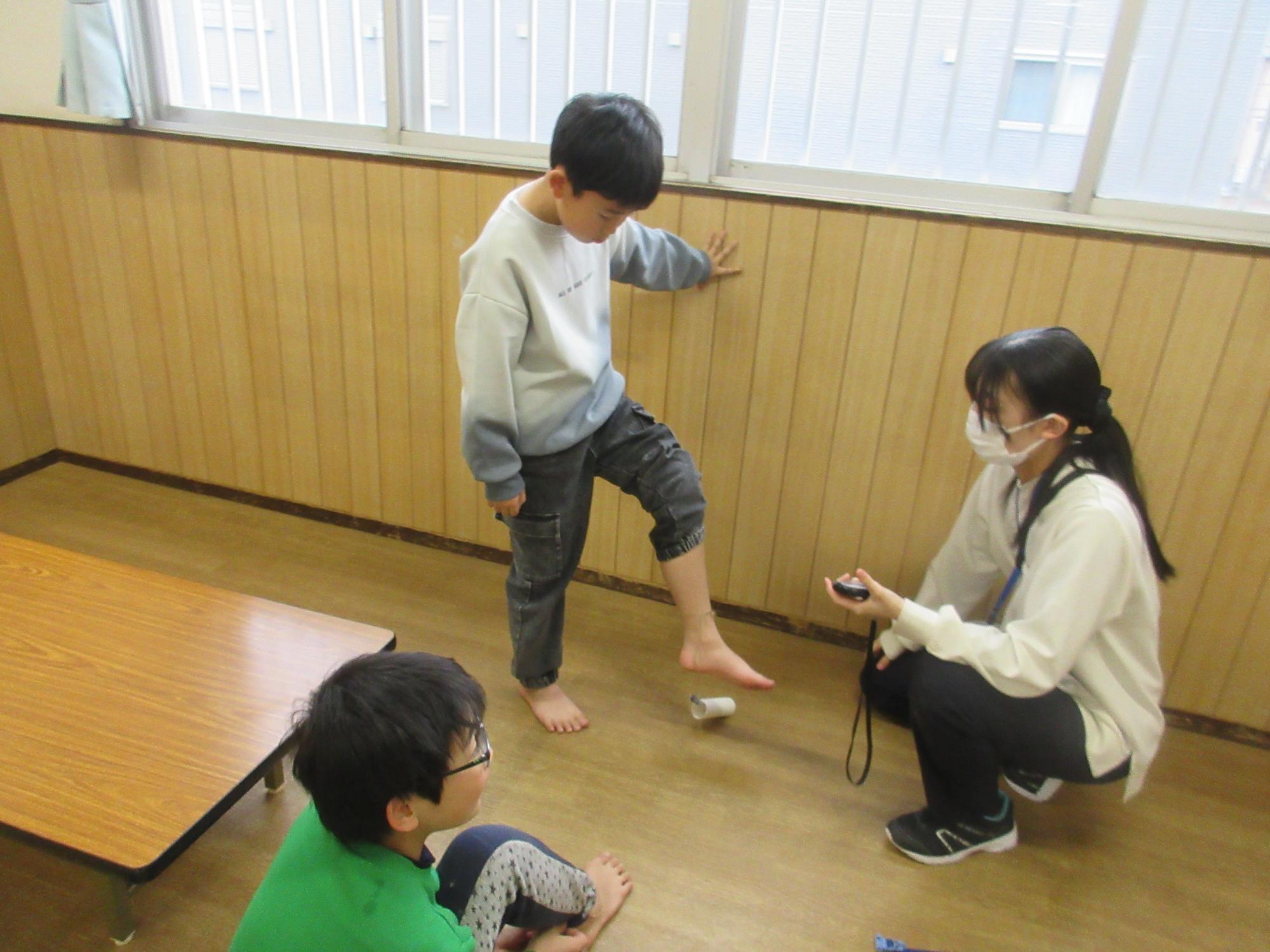 芯に入れるチャレンジをする小学生