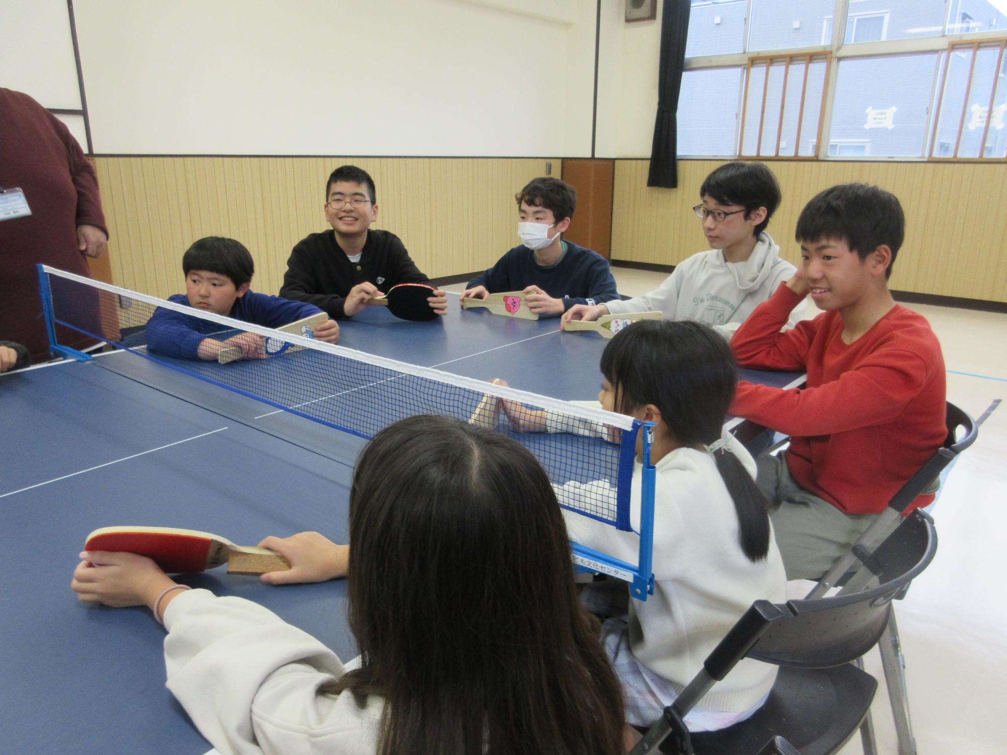 ルールを聞く子供たち