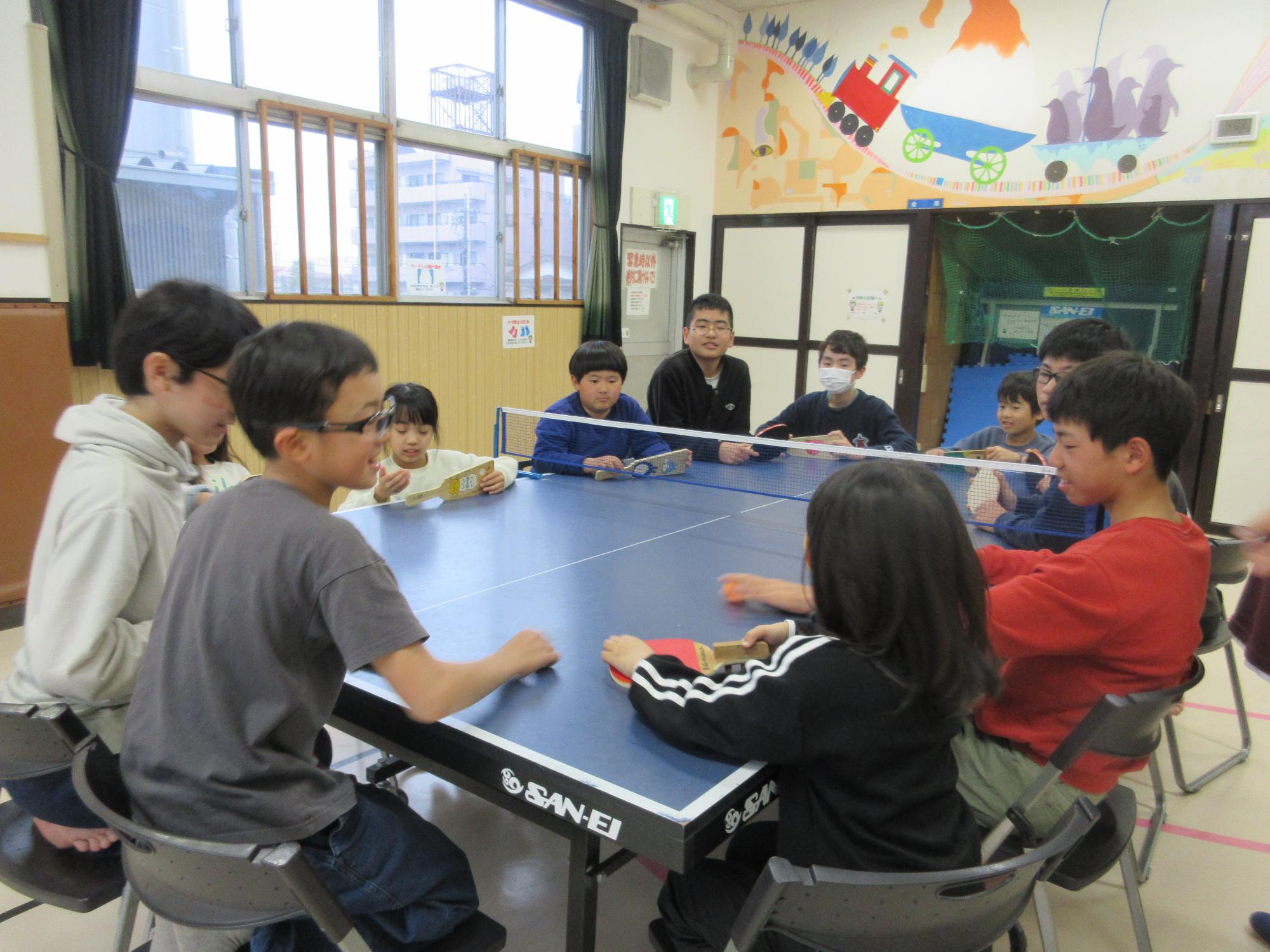 下級生にルールを教える小学生