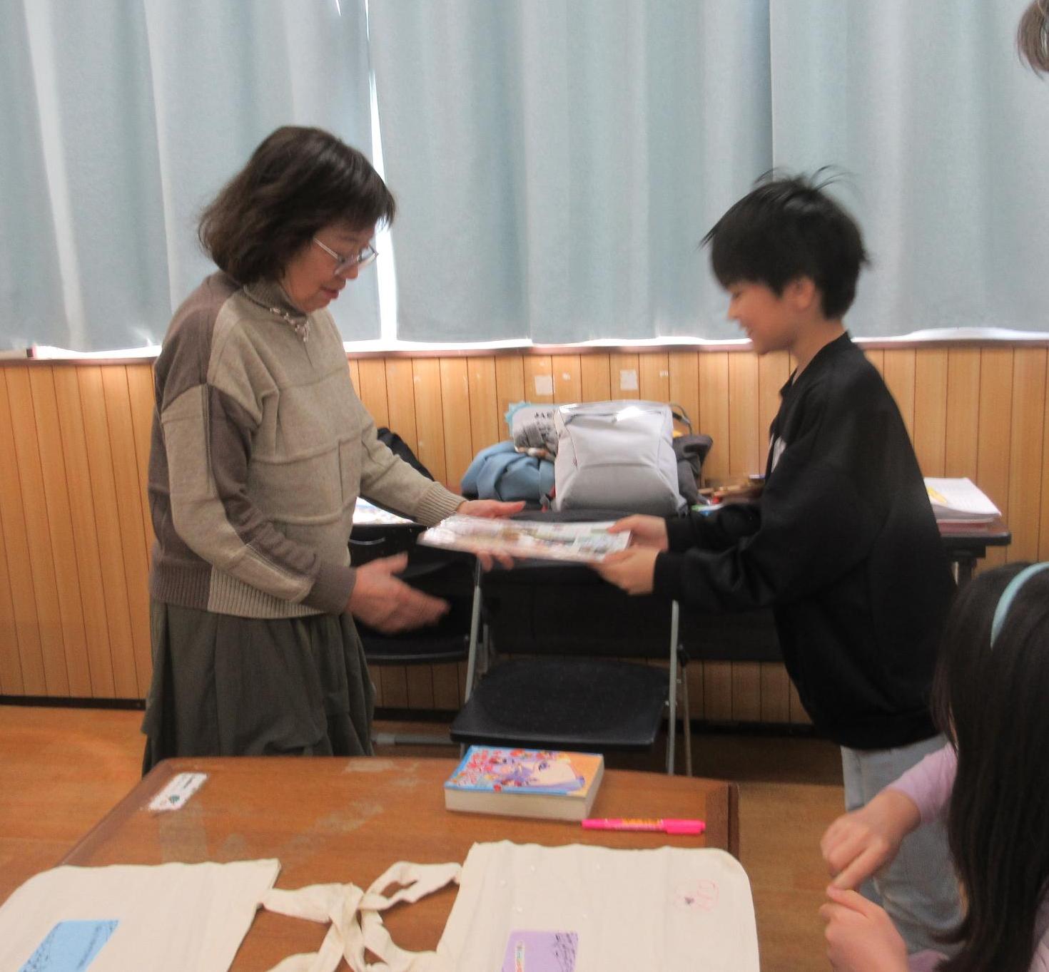 講師に手紙を渡しお礼を伝える子ども