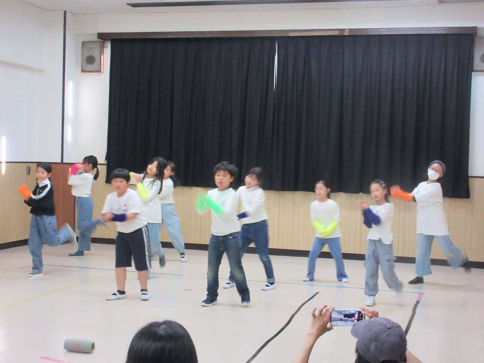 ダンスをするこどもたち