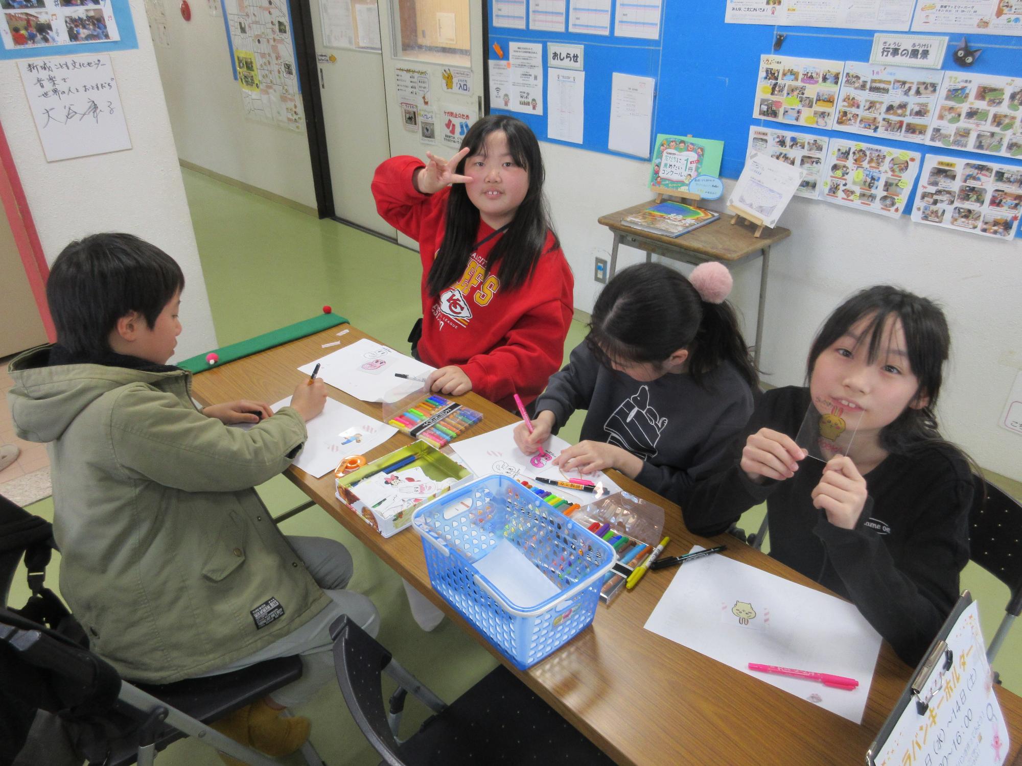 プラバン作りをする小学生