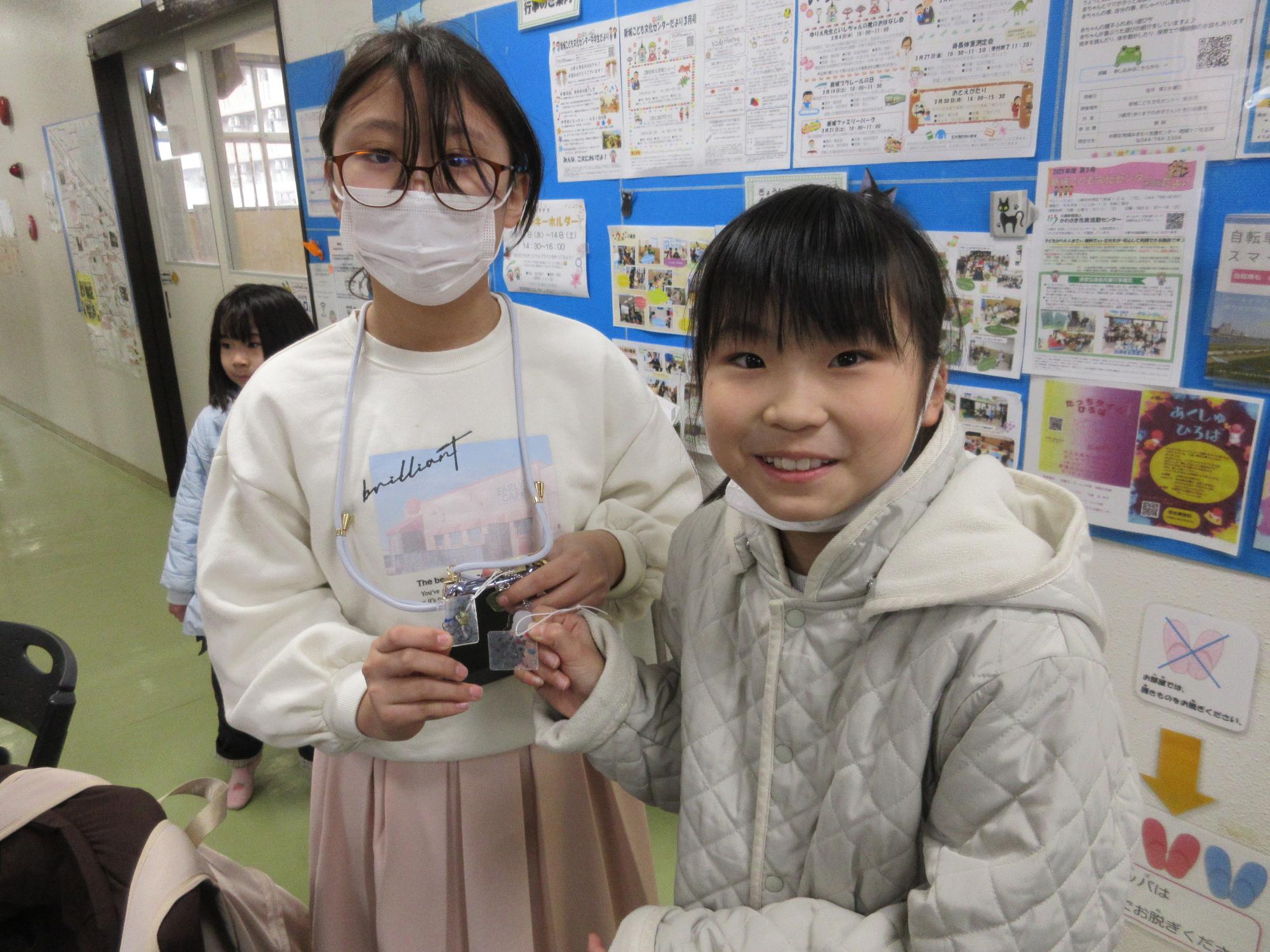 完成したプラバンを披露する様子