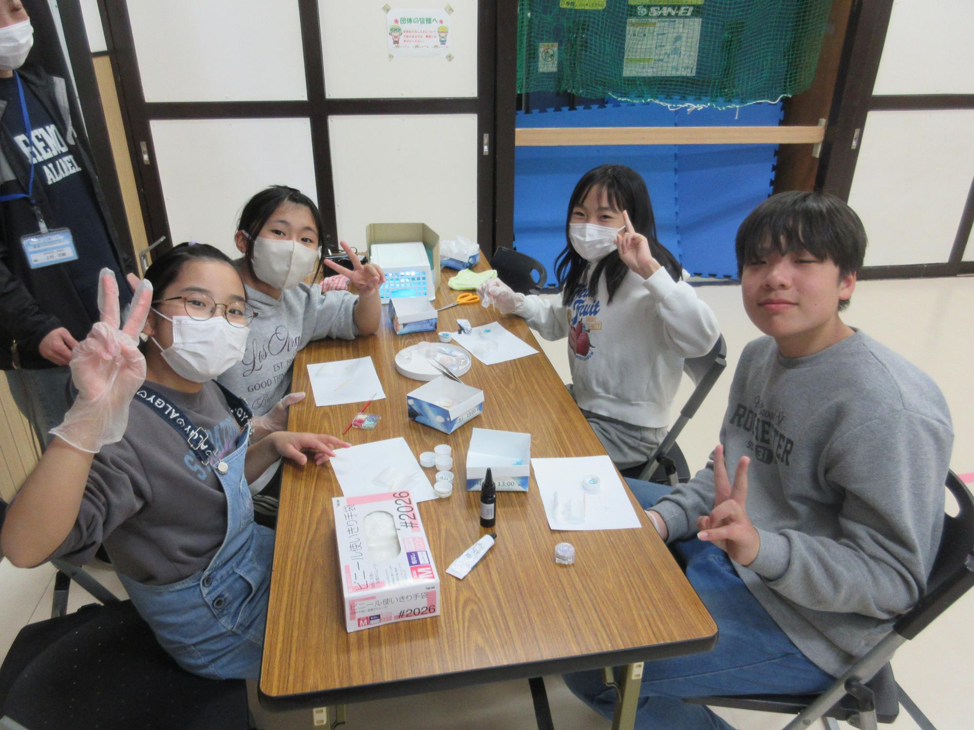 レジン工作を楽しみました