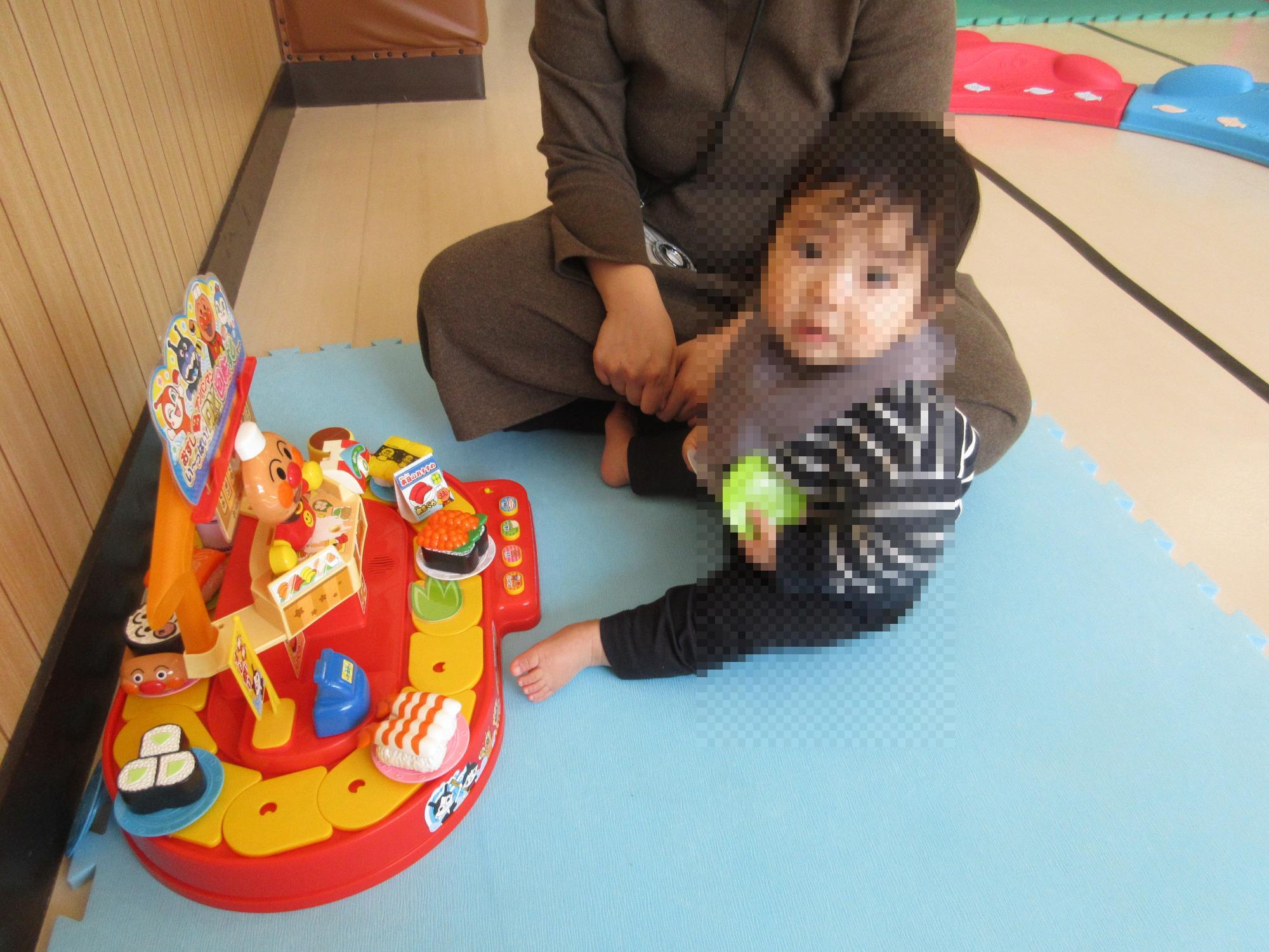 アンパンマンのお寿司屋さんで遊ぶ幼児