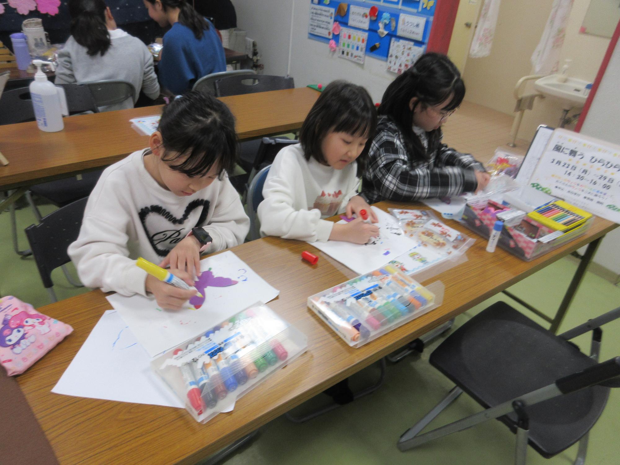 ちょうちょうにペイントする子ども達