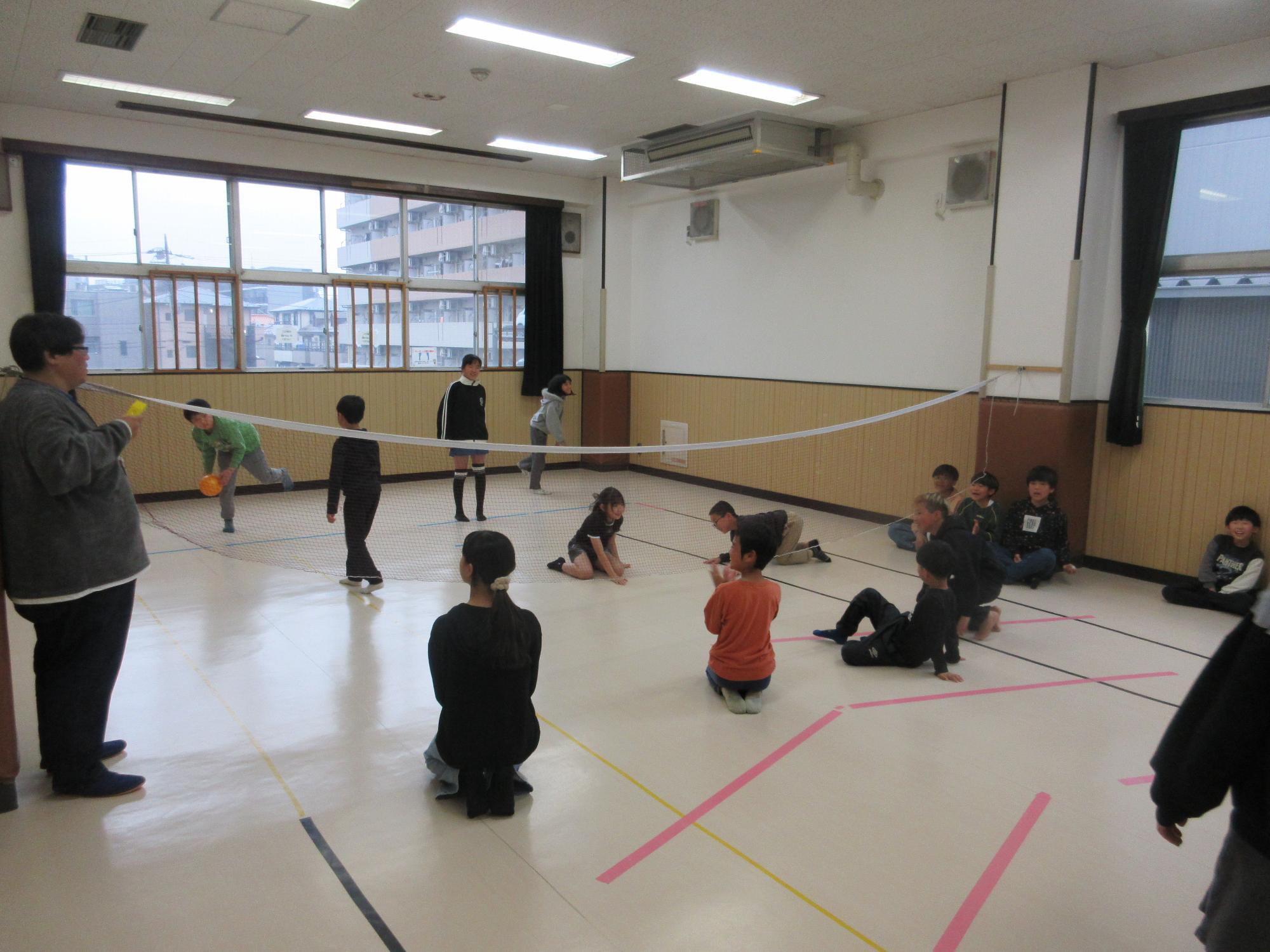 後列の立った選手がボールを敵陣に転がすところ