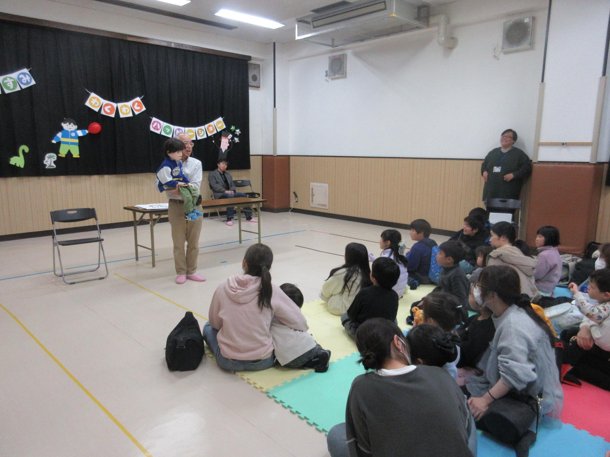 腹話術を見ている様子