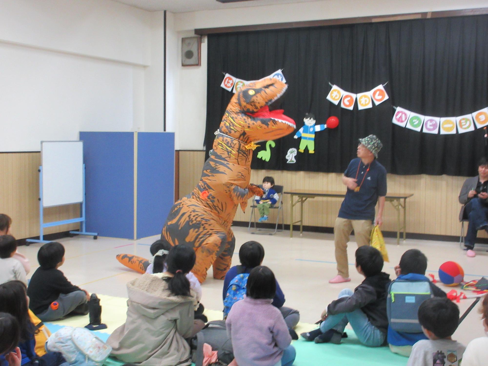 恐竜ショーの様子