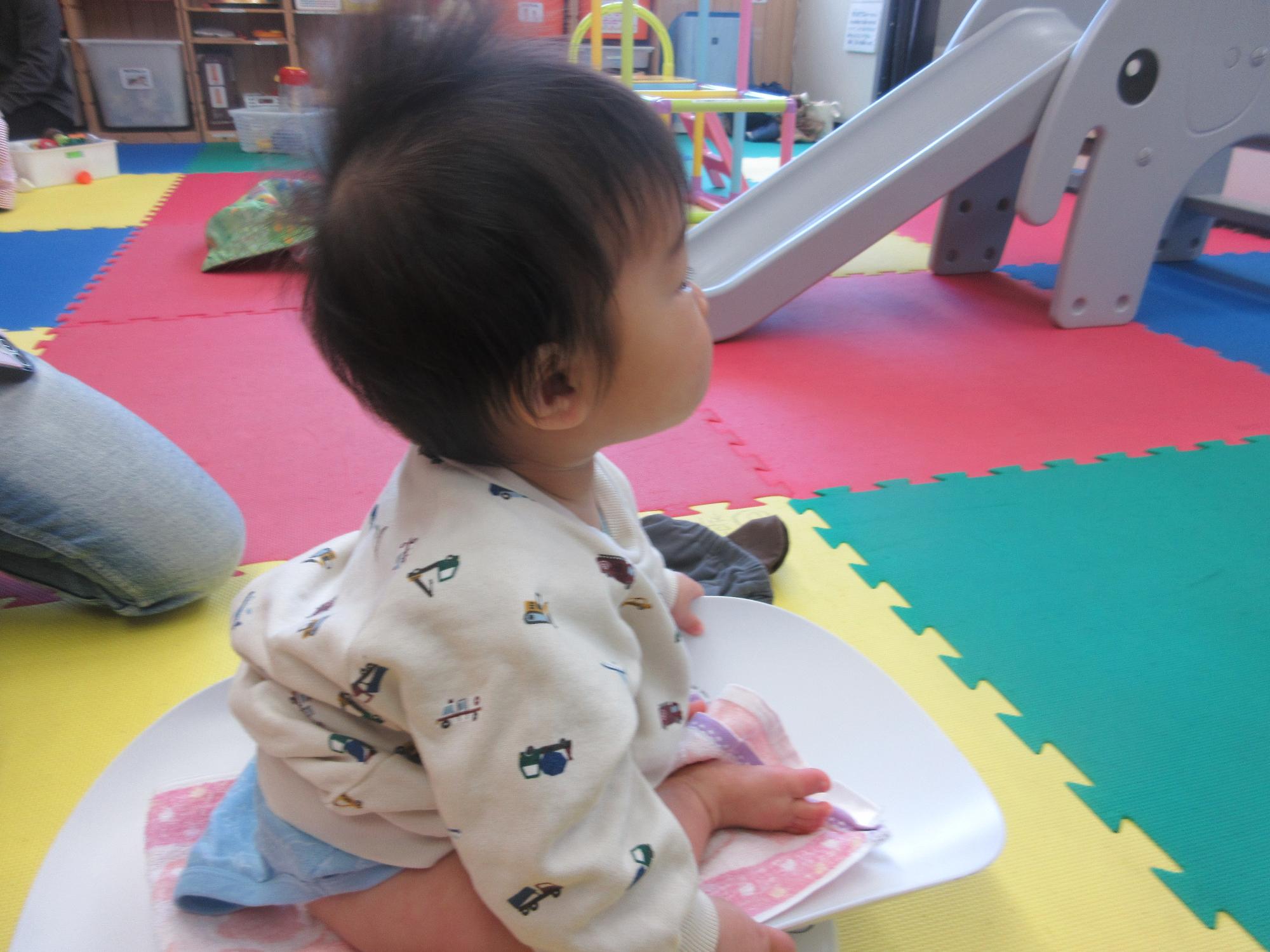 上手に体重計に乗る姿