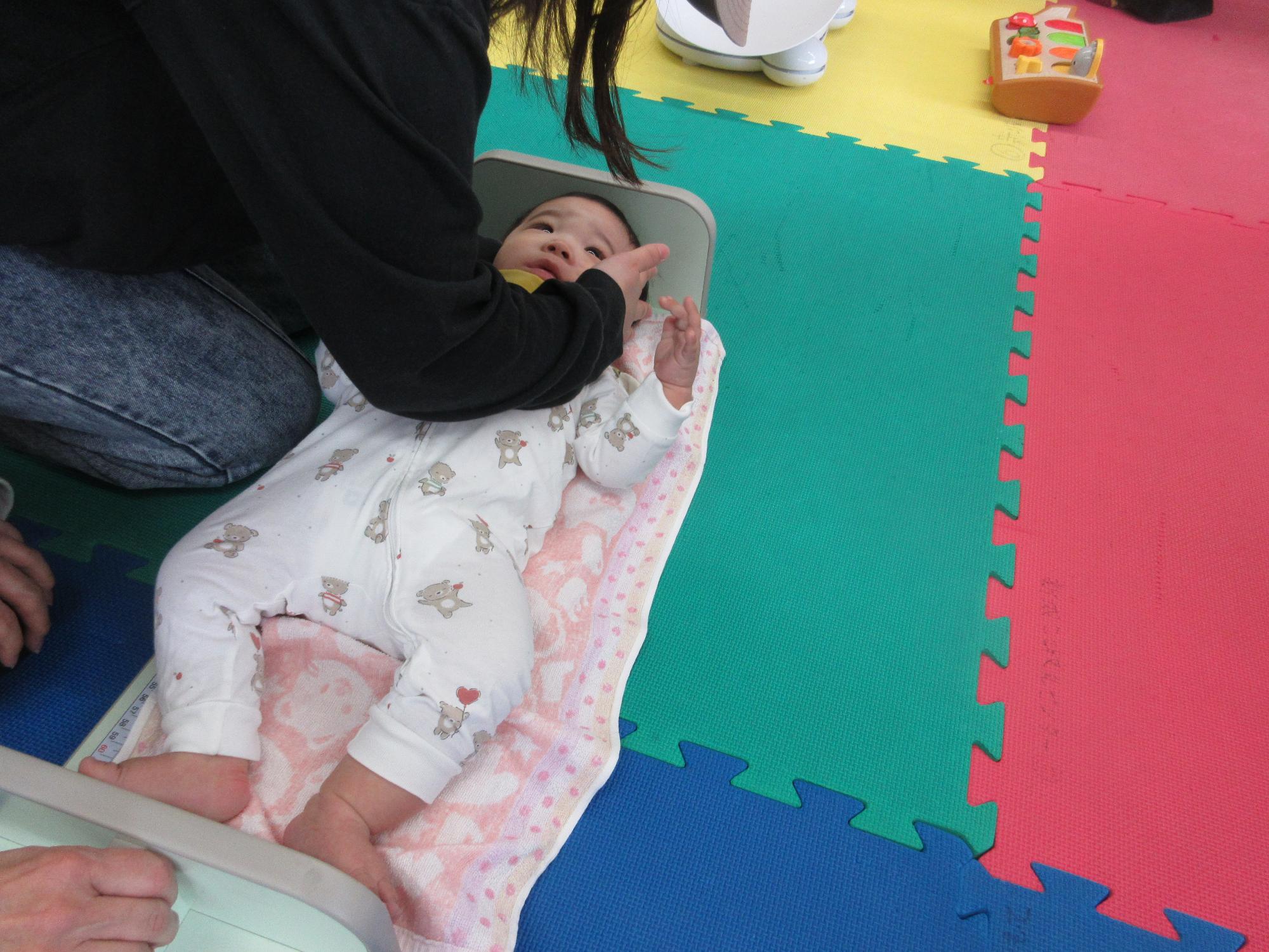 身長計に寝転ぶ姿