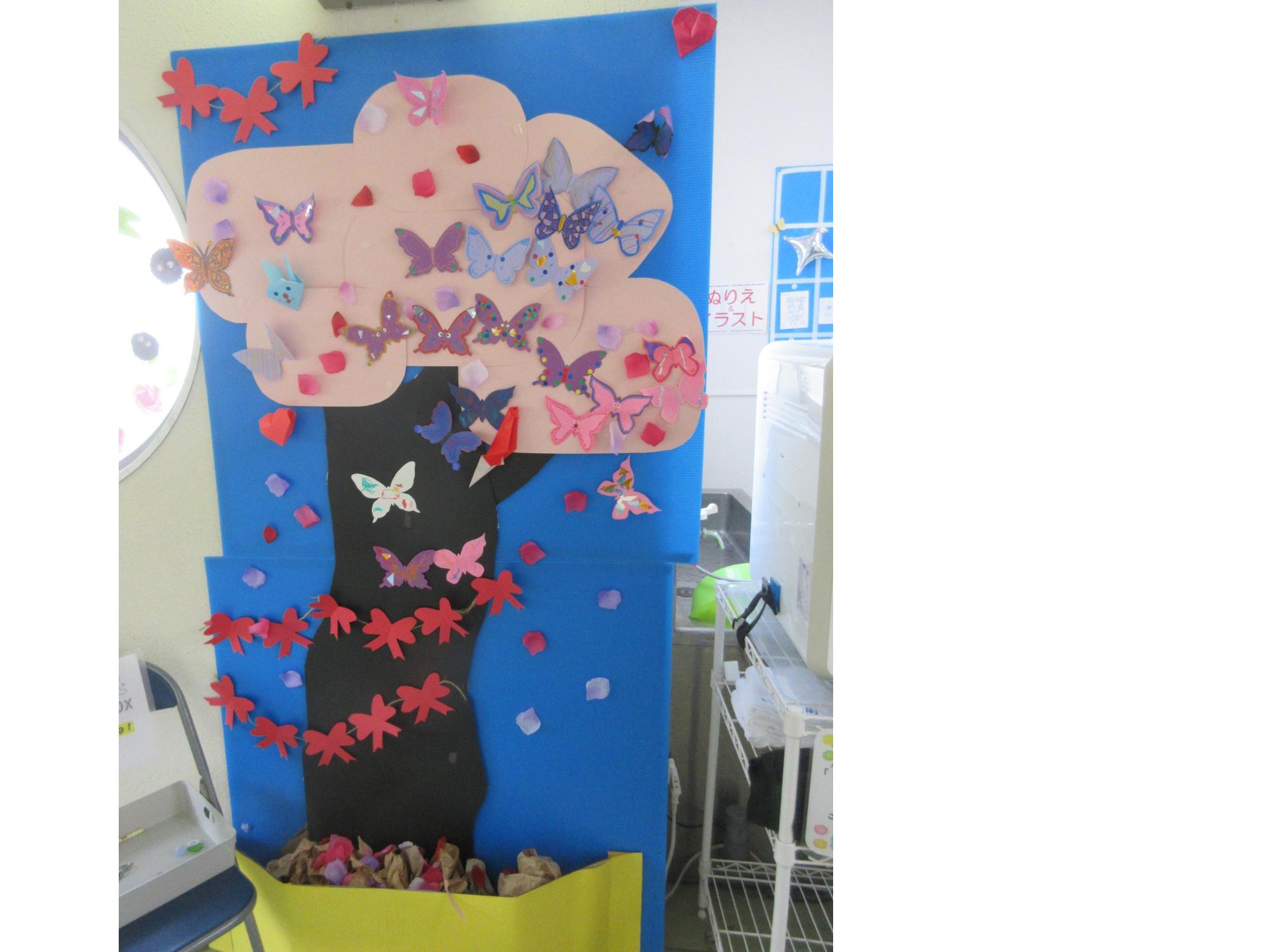 おしゃれに装飾された蝶が舞うこぶんの木