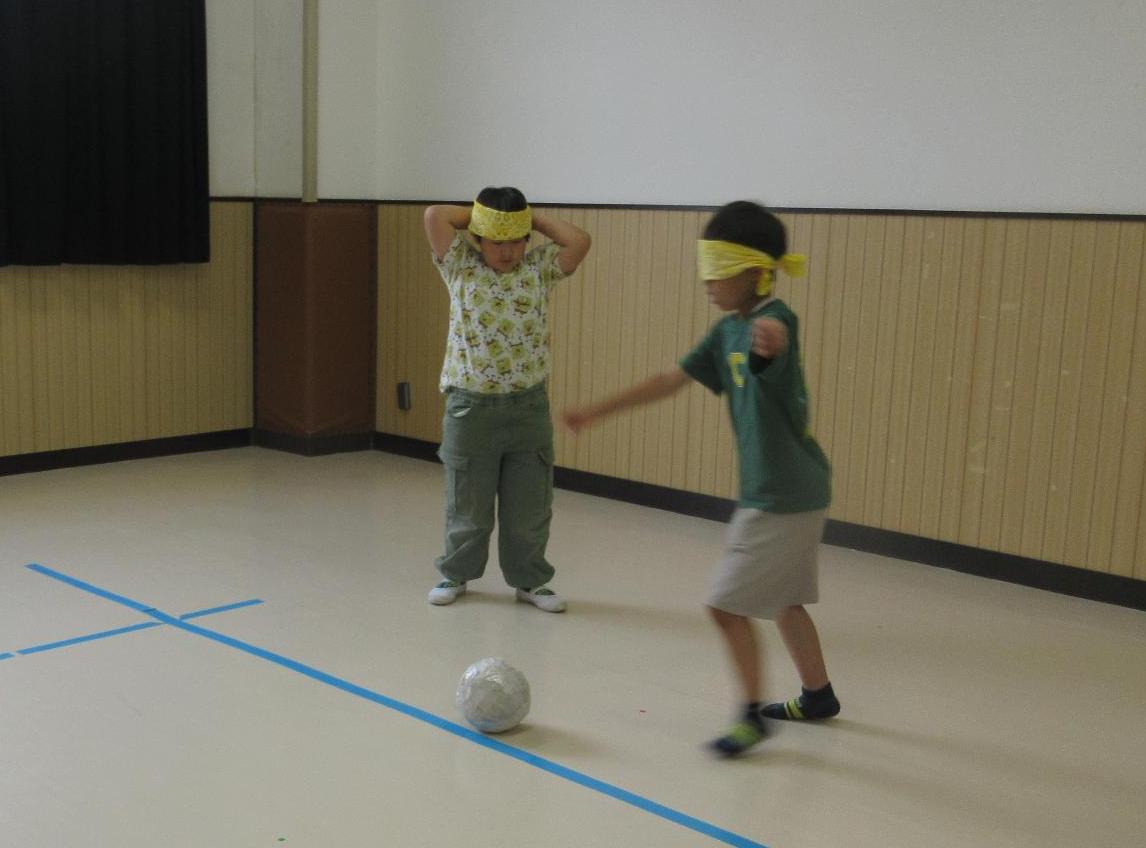 目かくしをしたキッカーがボールを蹴る様子