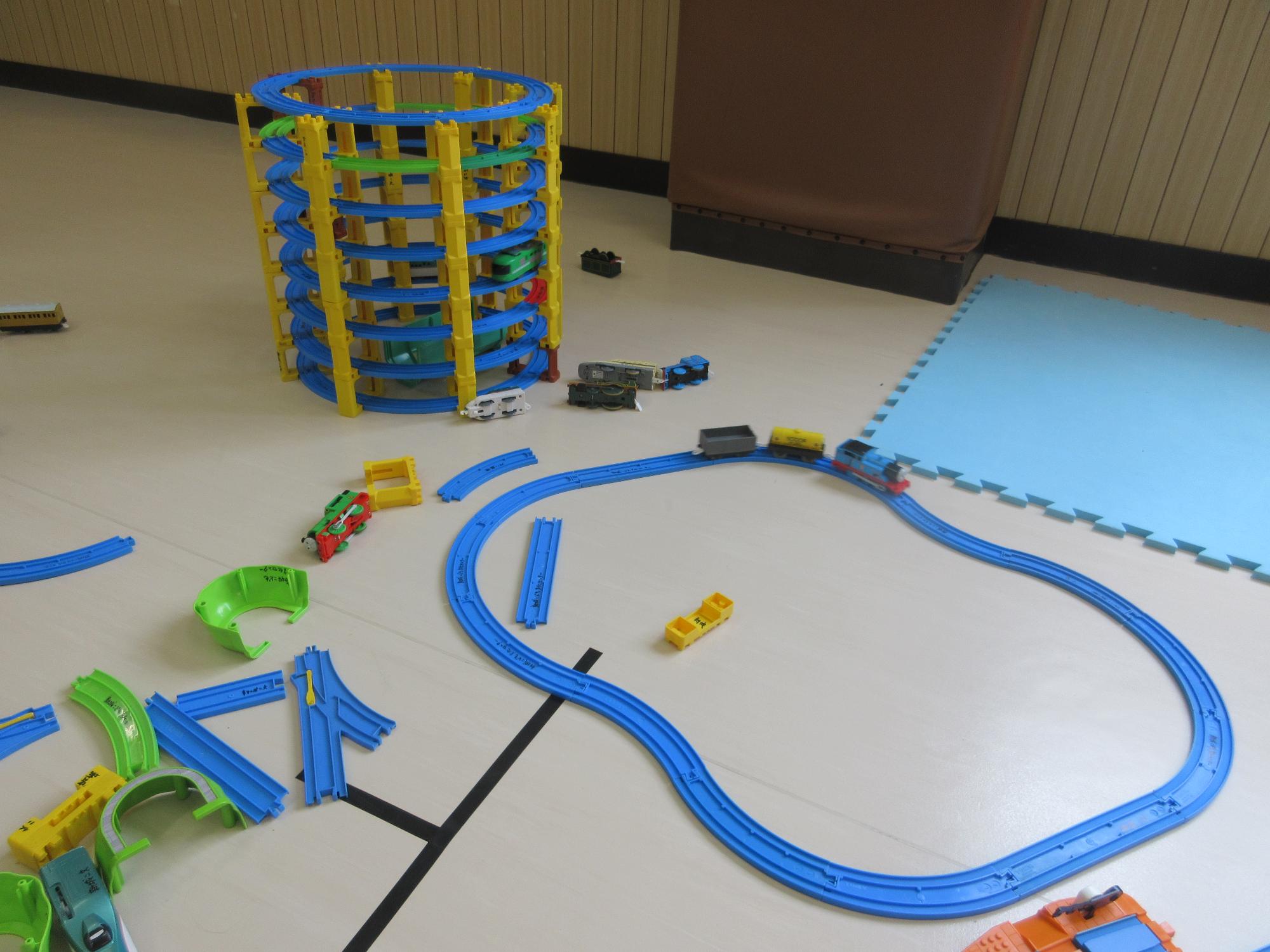 円の線路を8段重ねてタワー線路とだるま型の線路