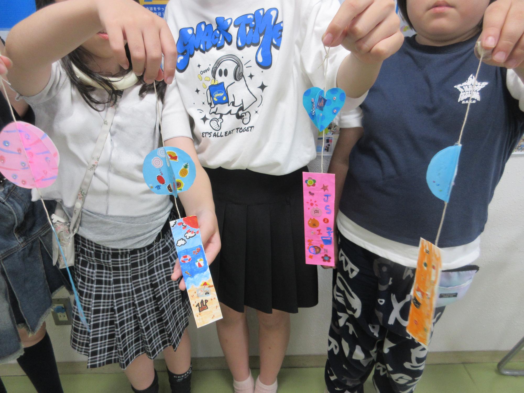 折り紙で作った風鈴をもつ4人