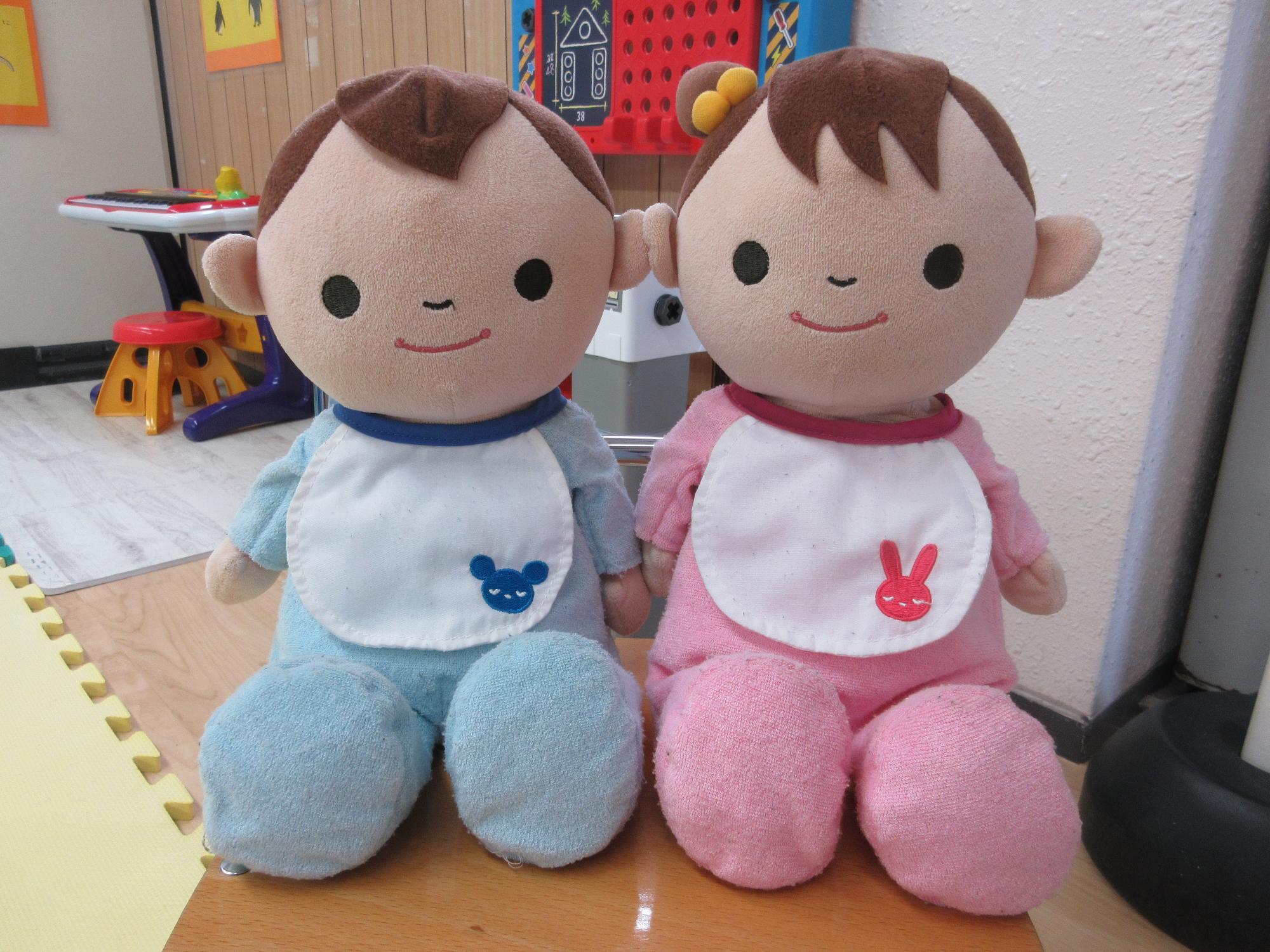 いちごルームでそらくんとリボンちゃんがいすにすわっているところ