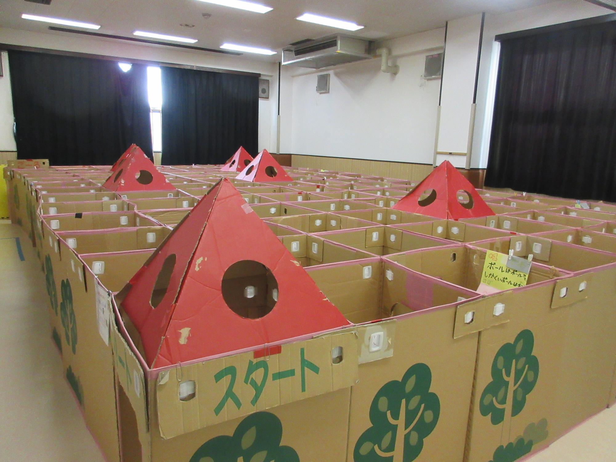 集会室にたくさんのダンボール箱が並び迷路が出来上がったところ