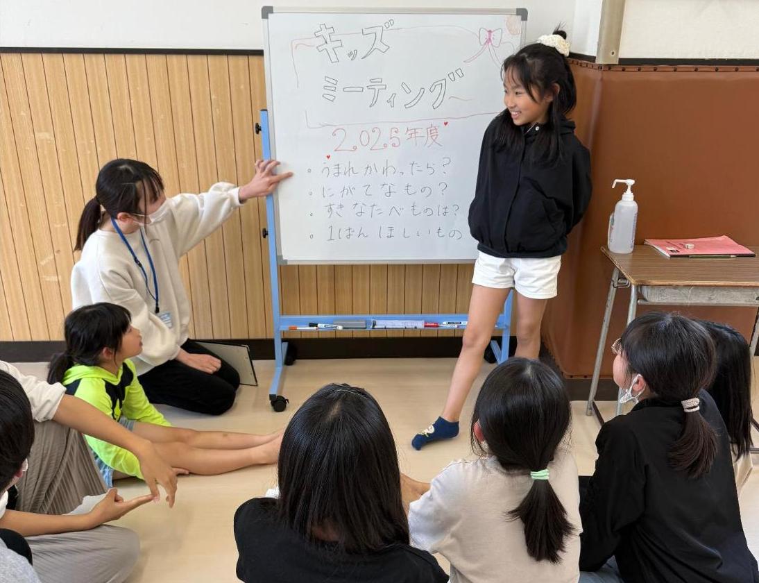 子どもがアイスブレイクを楽しんでいる写真。