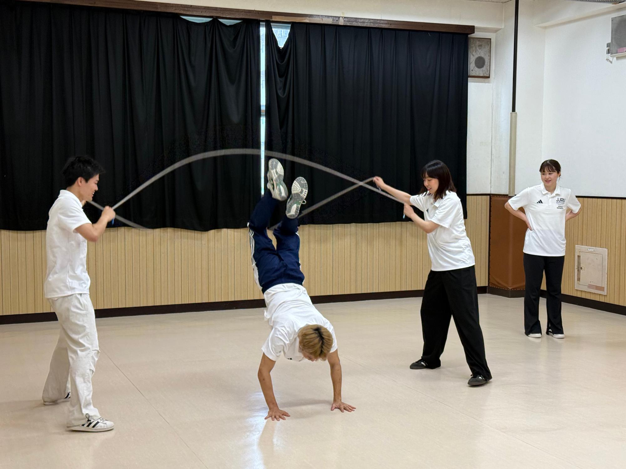 パフォーマンスチーム「Dy-HarD（ダイハード）」がパフォーマンスをしている様子の写真