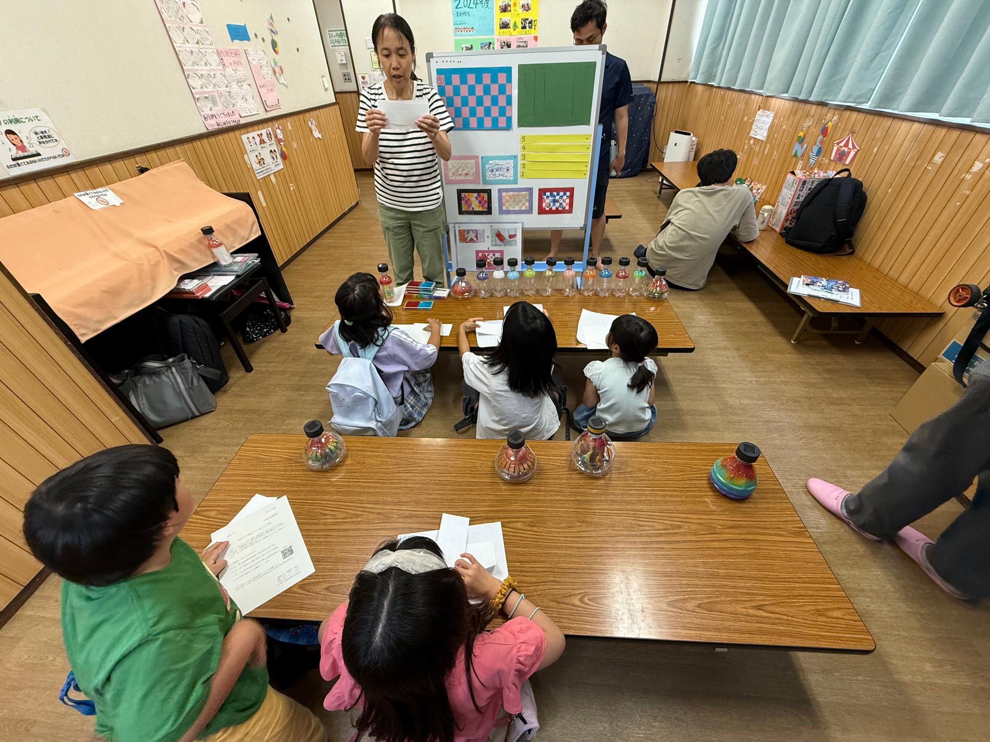 講師に作り方を教わっている様子の写真