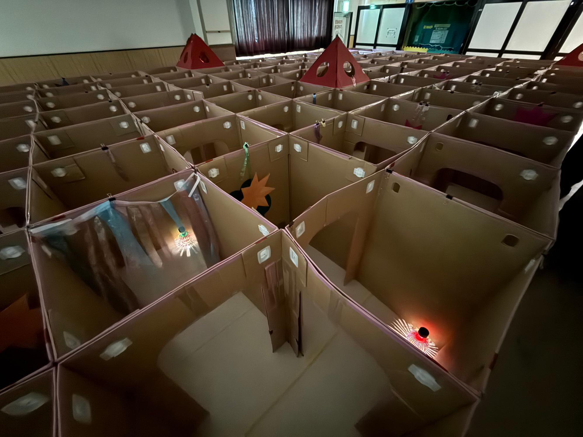 ランタンの飾りのある迷路