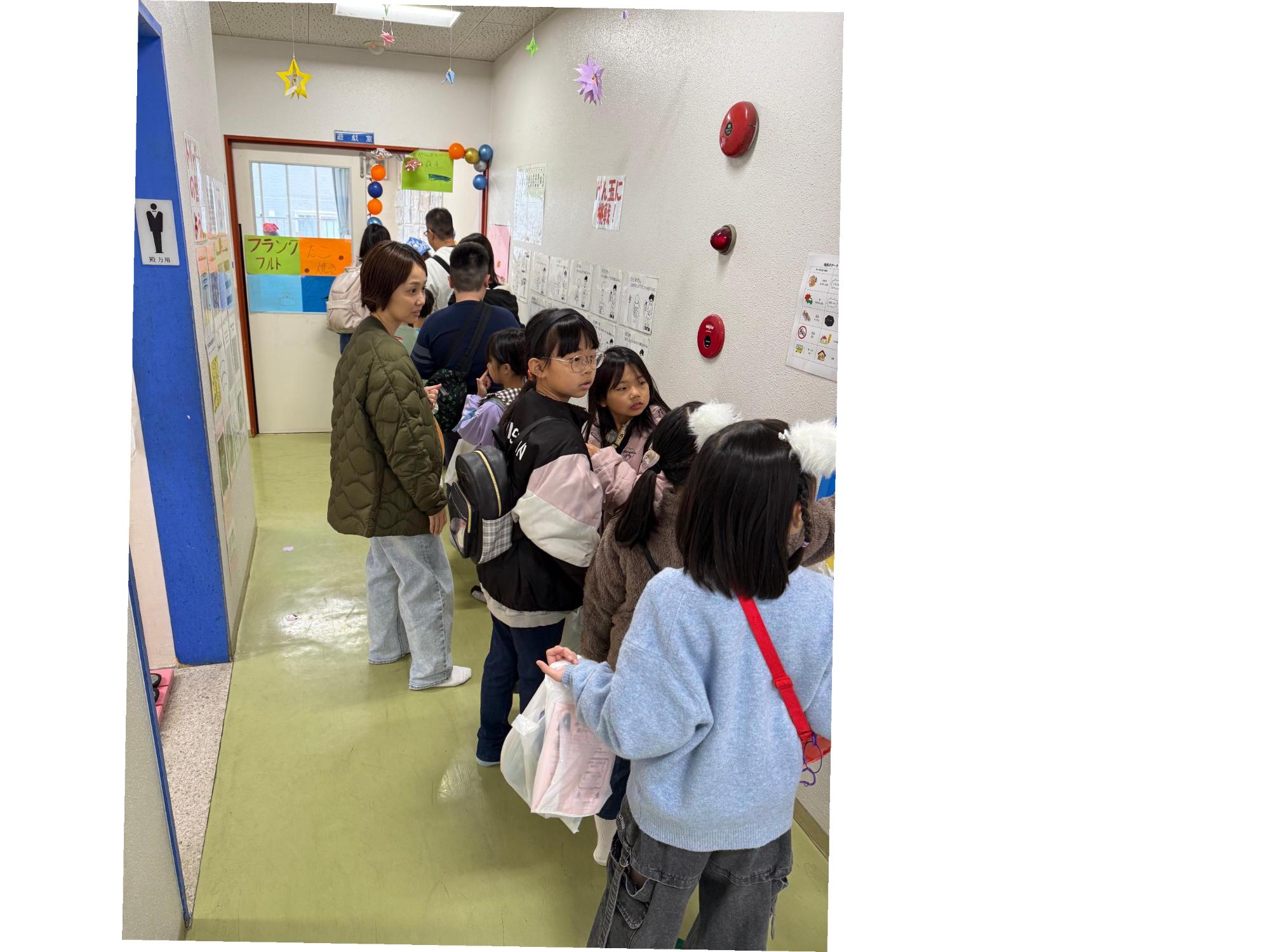 模擬店コーナーに並ぶお客さま