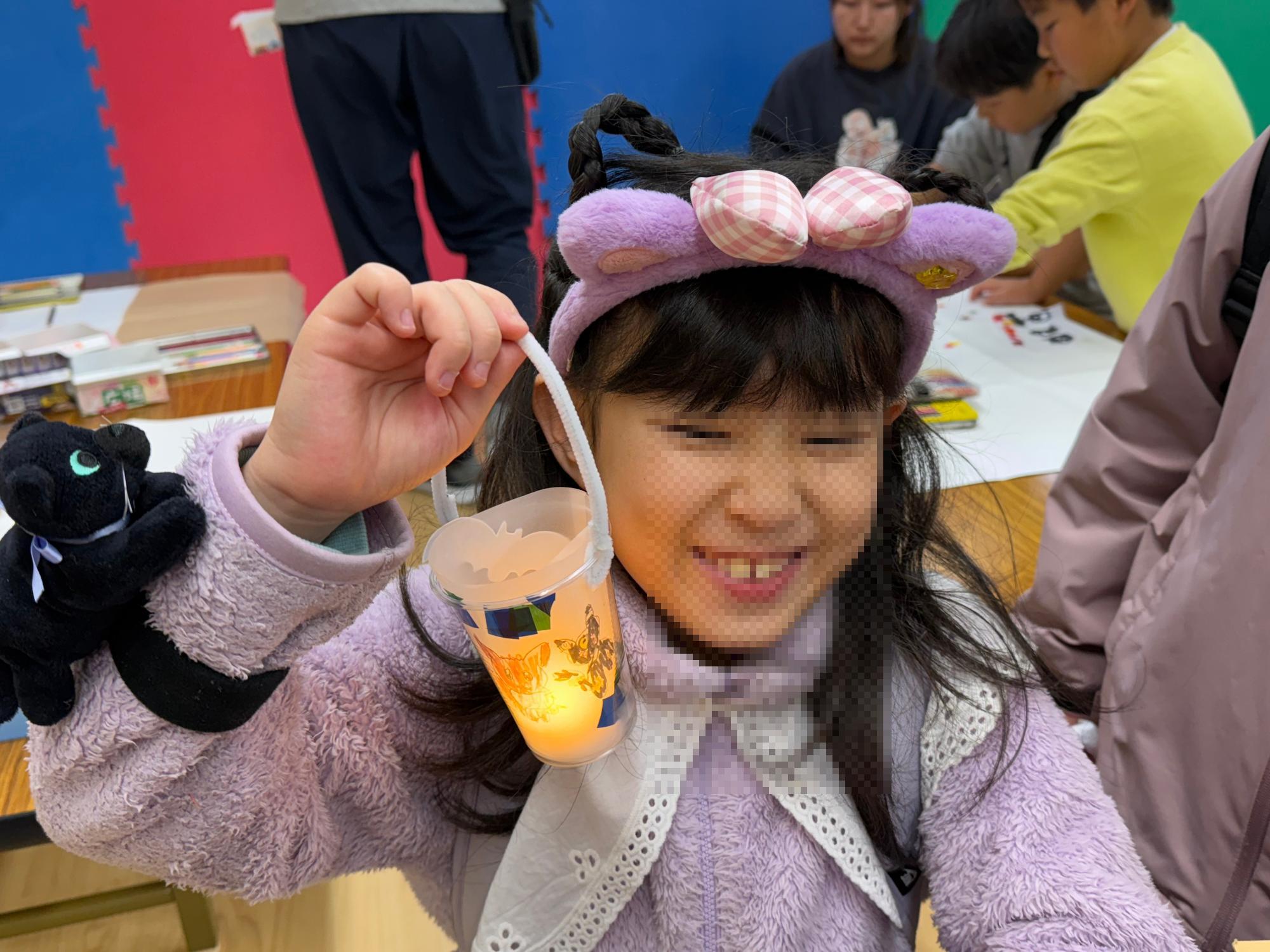 ランタンを持つ子供