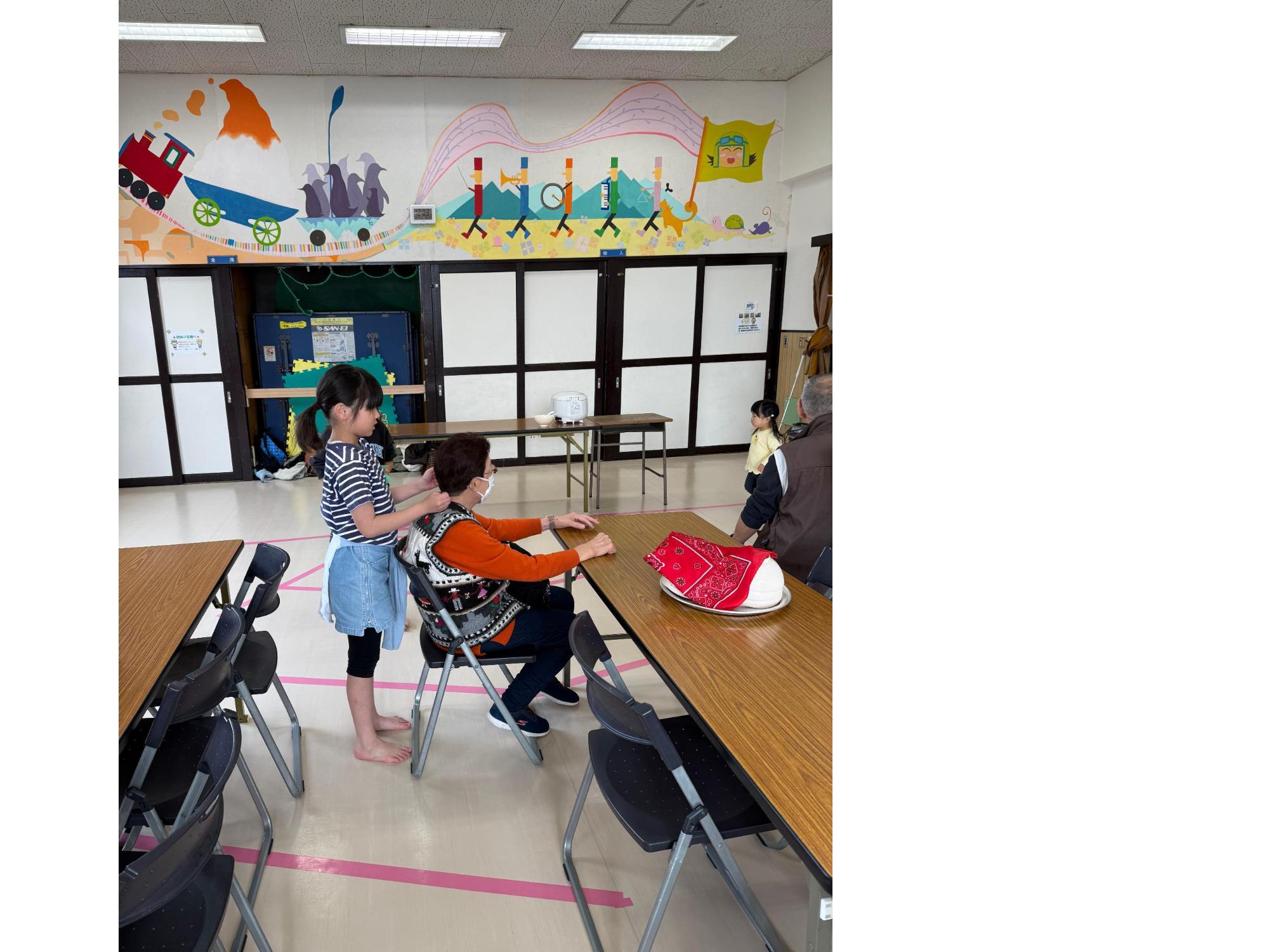 かたたたきをするこども