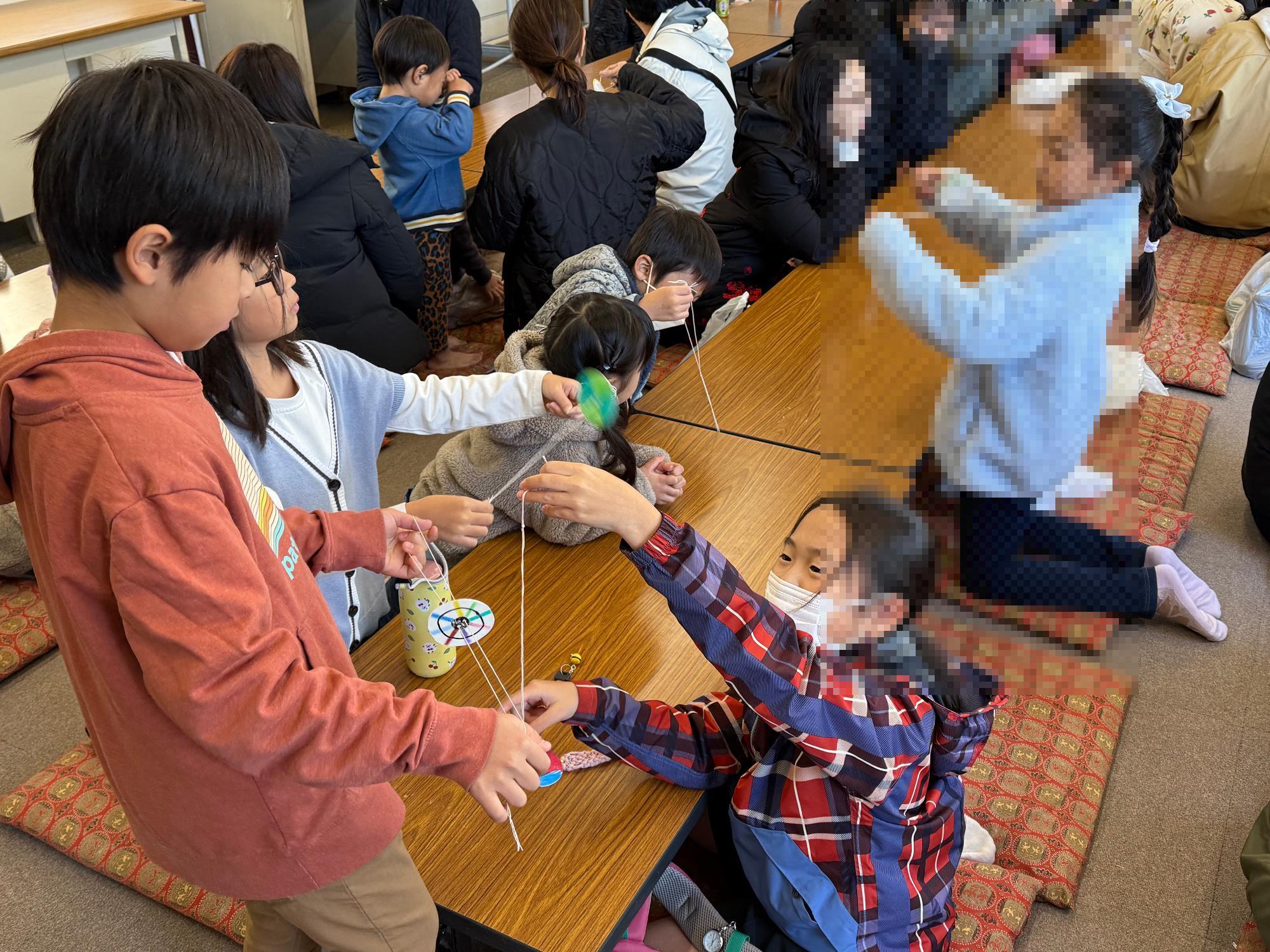 コマまわしを楽しむ子どもたち