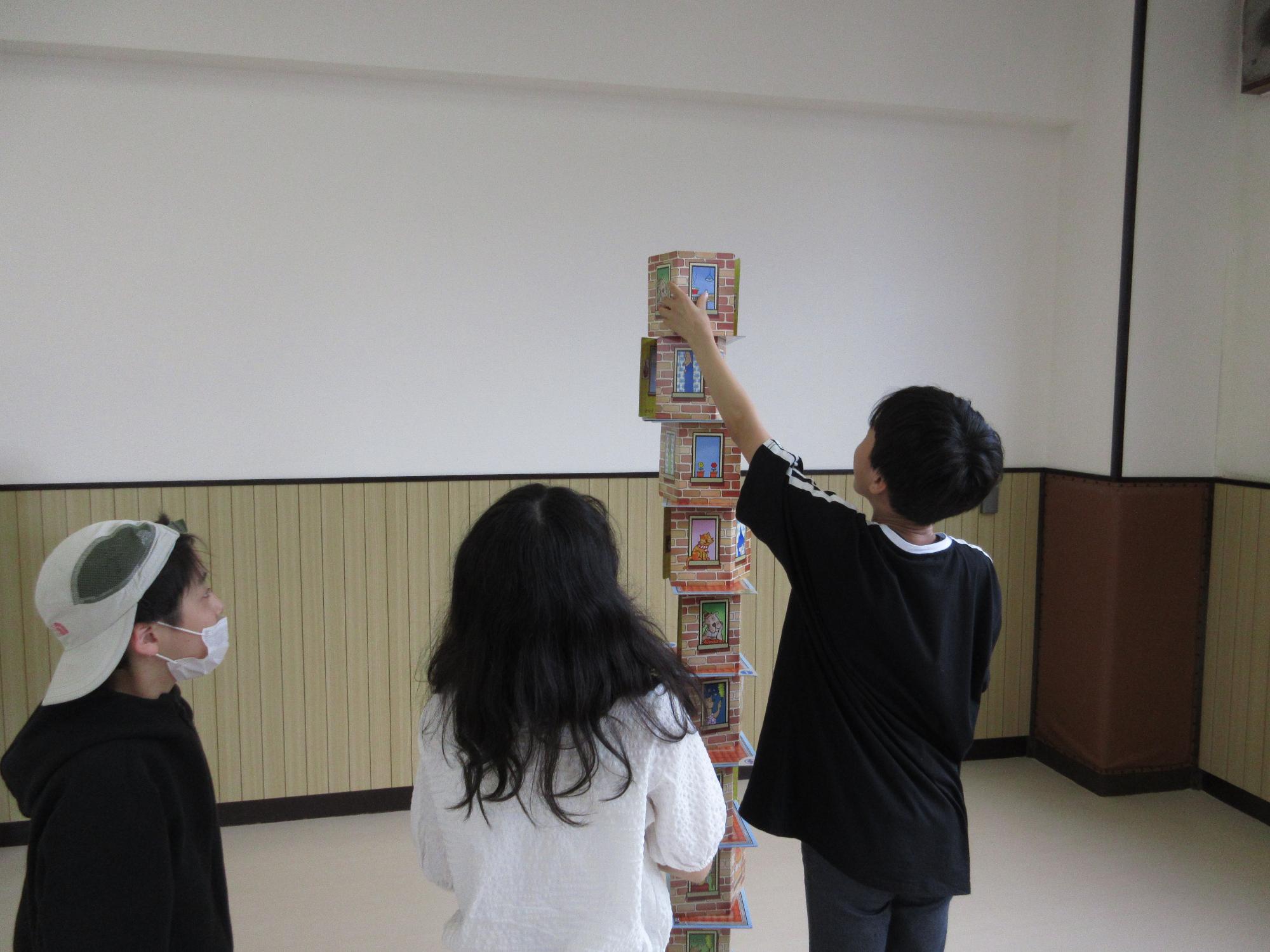 子どもがキャプテンリノを積み上げている写真。