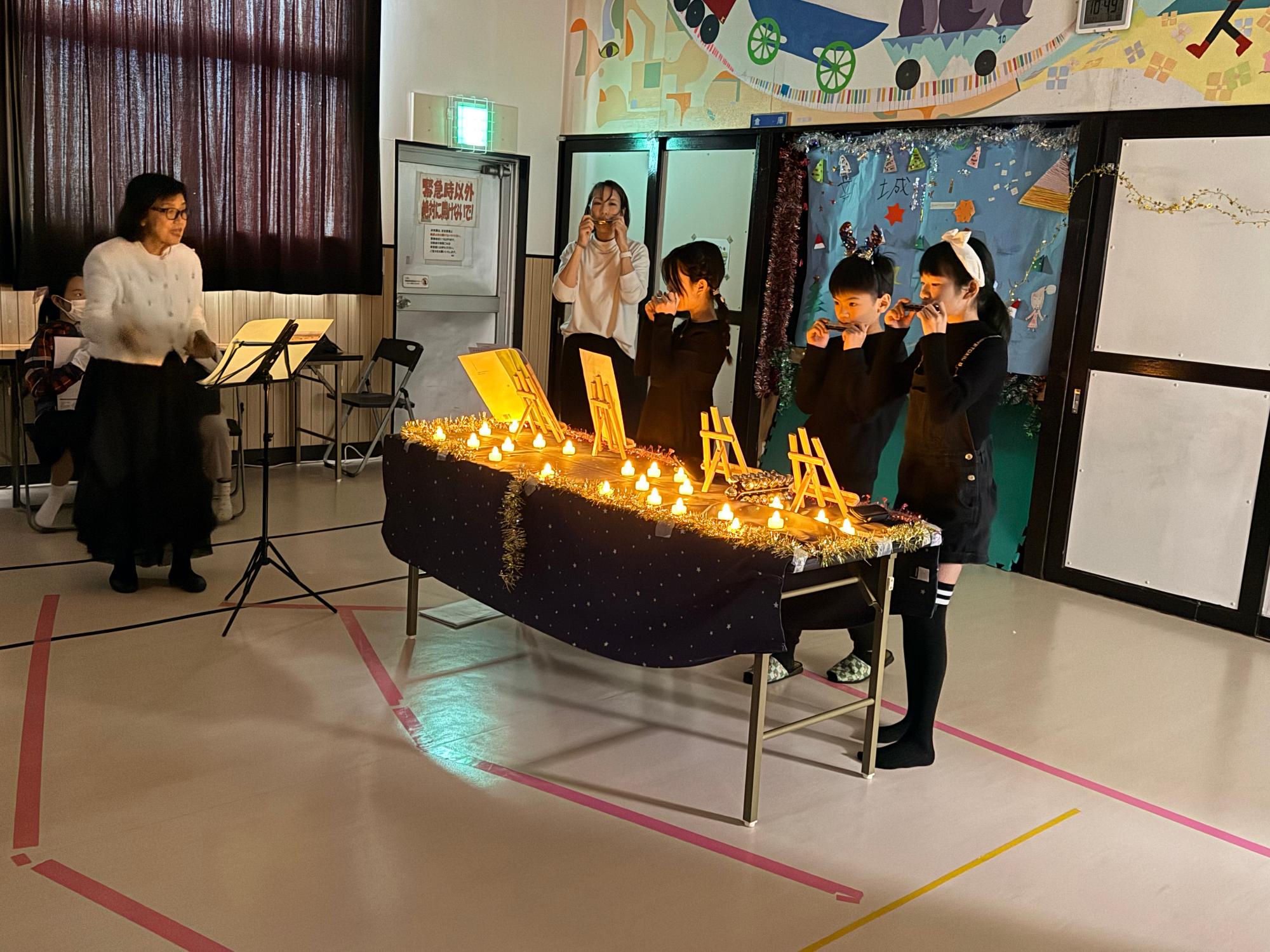 ハーモニカを演奏している様子