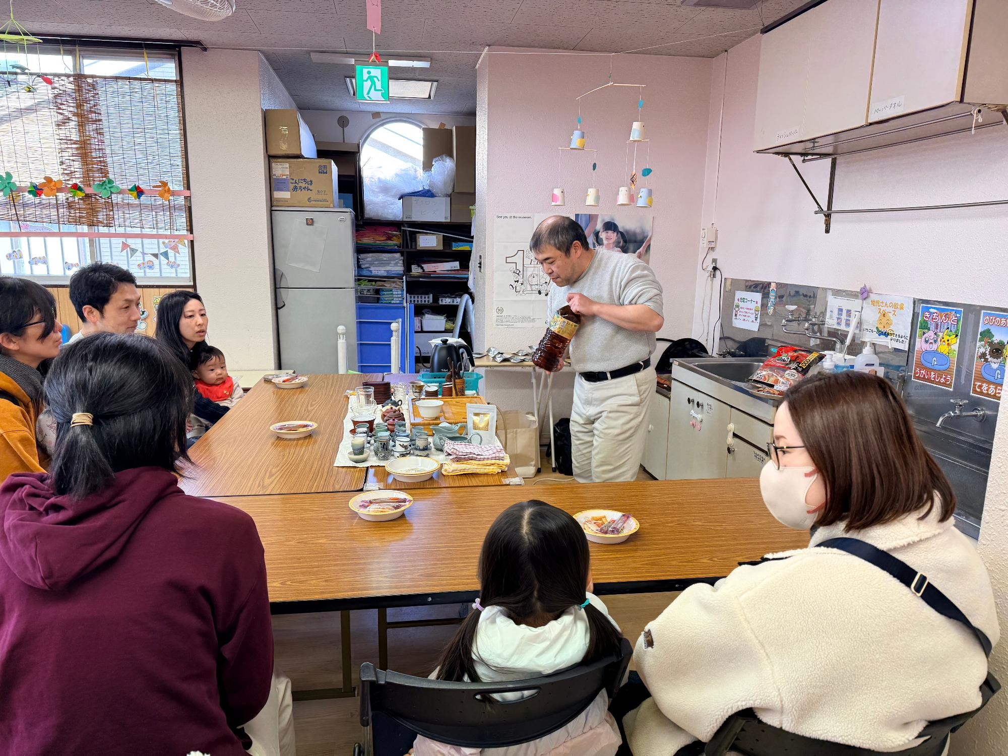 講師から説明を受ける参加者