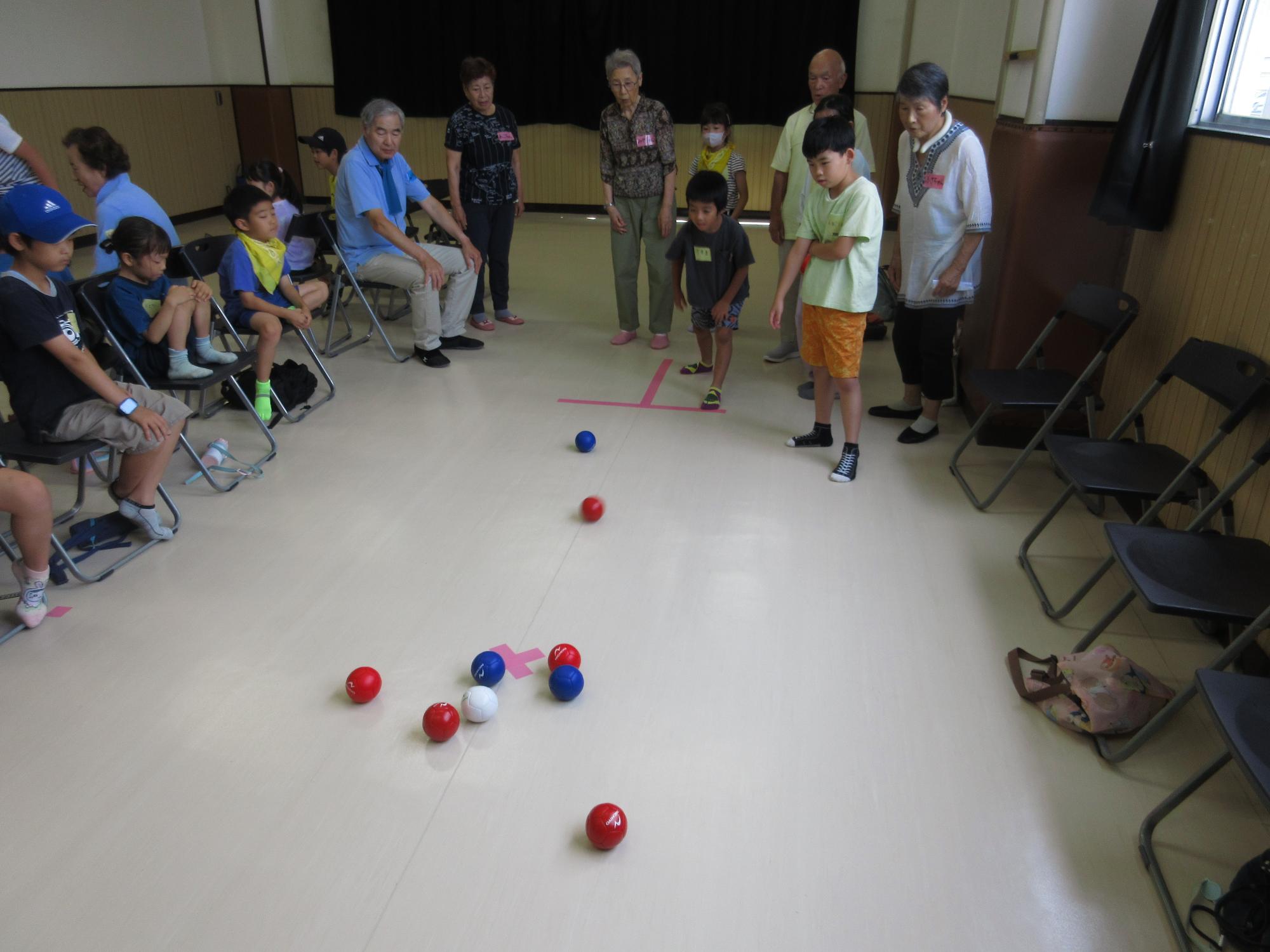 ボッチャのボールを投げている様子の写真