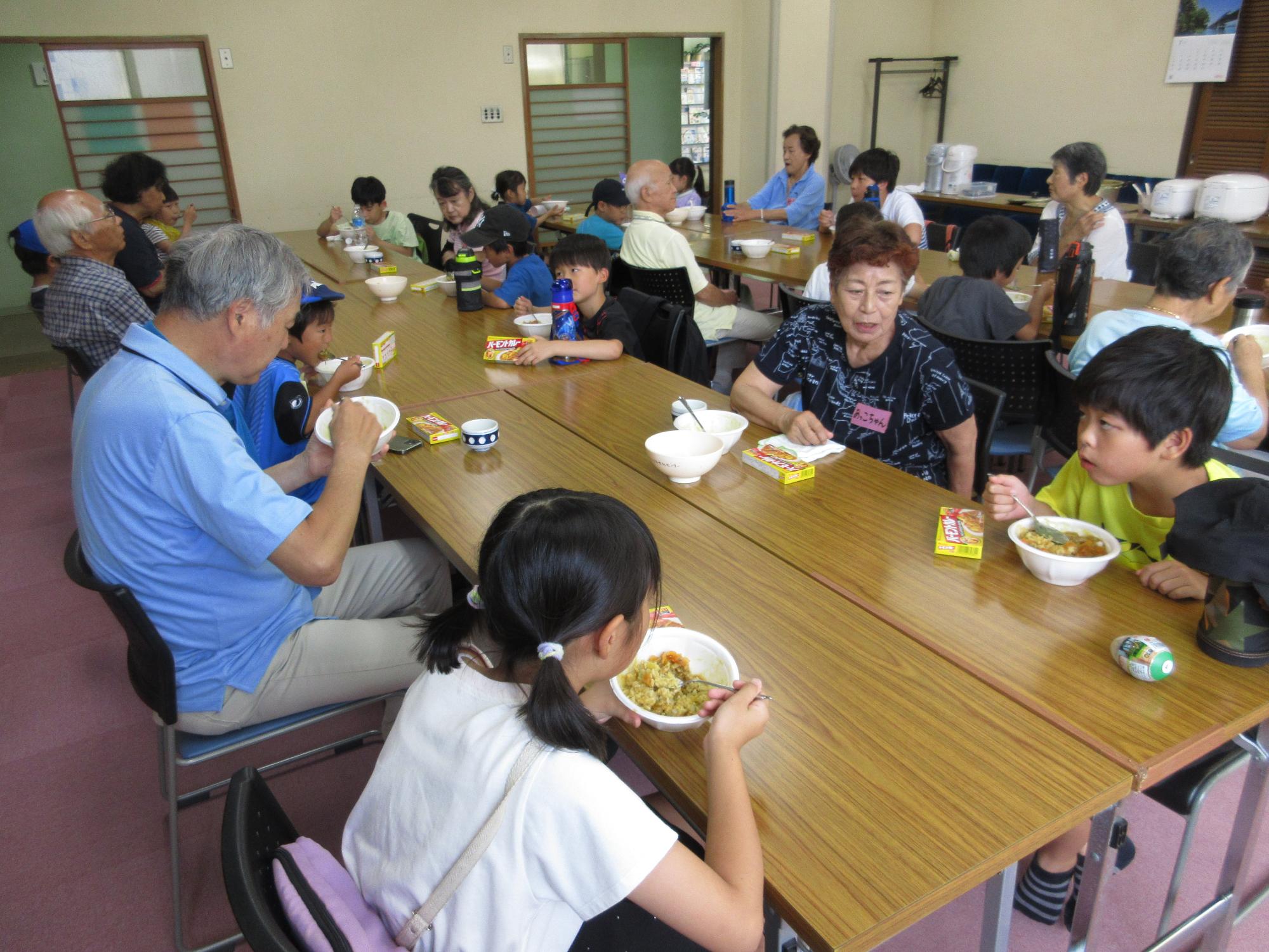 みんなでカレーを食べている様子の写真