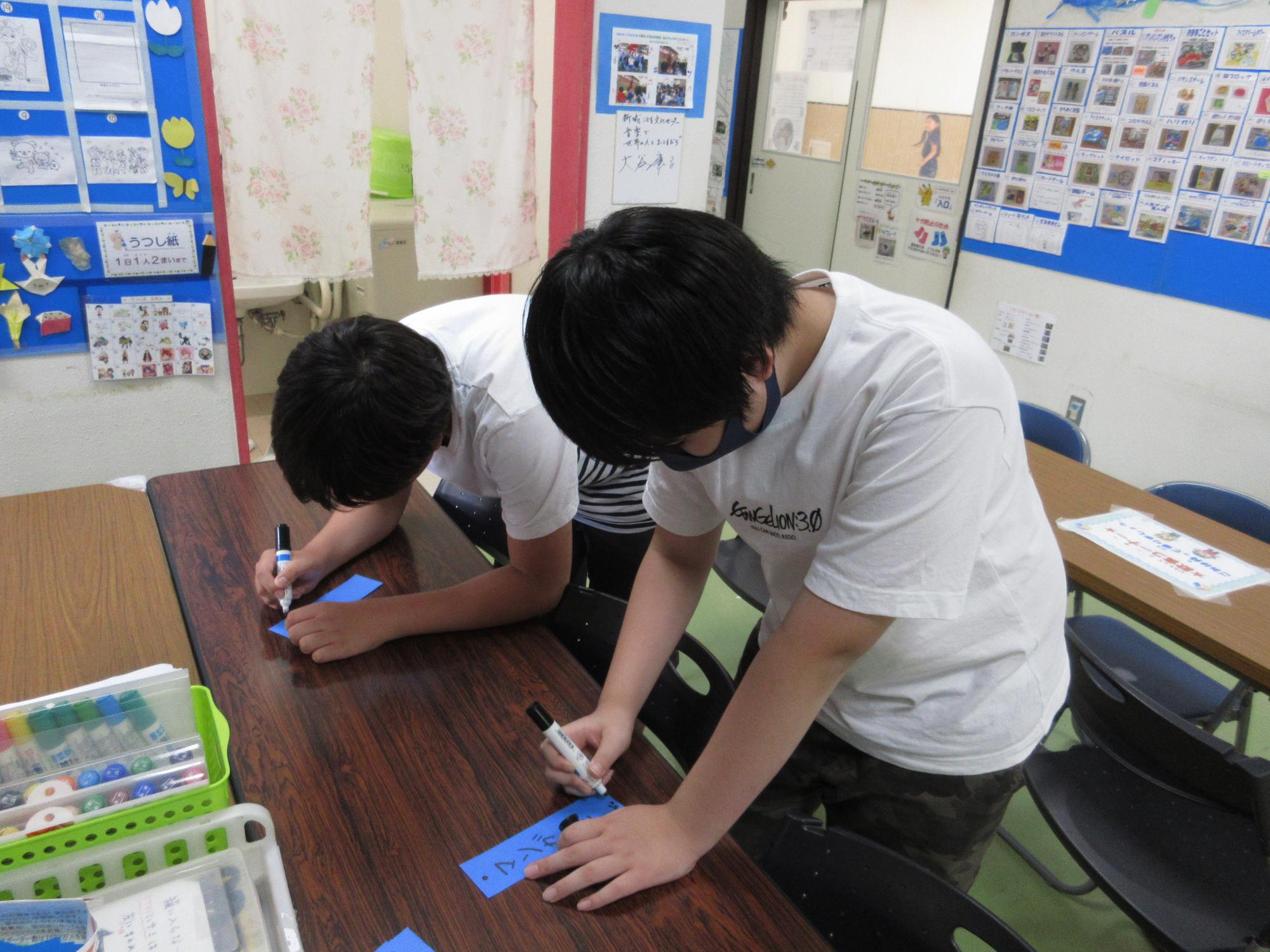 願い事を書いている様子の写真