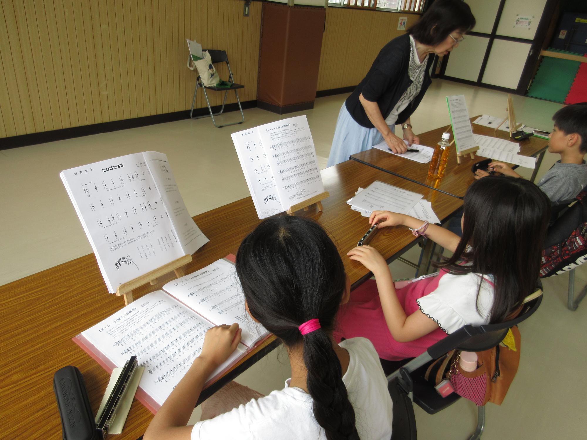 講師の話を聞いている様子の写真