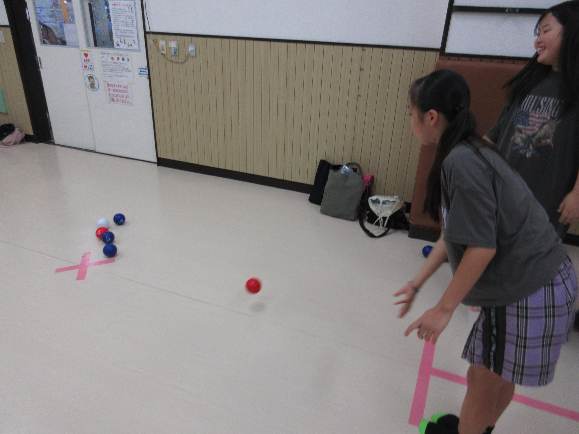 赤も青も白いボールまで同じ距離
