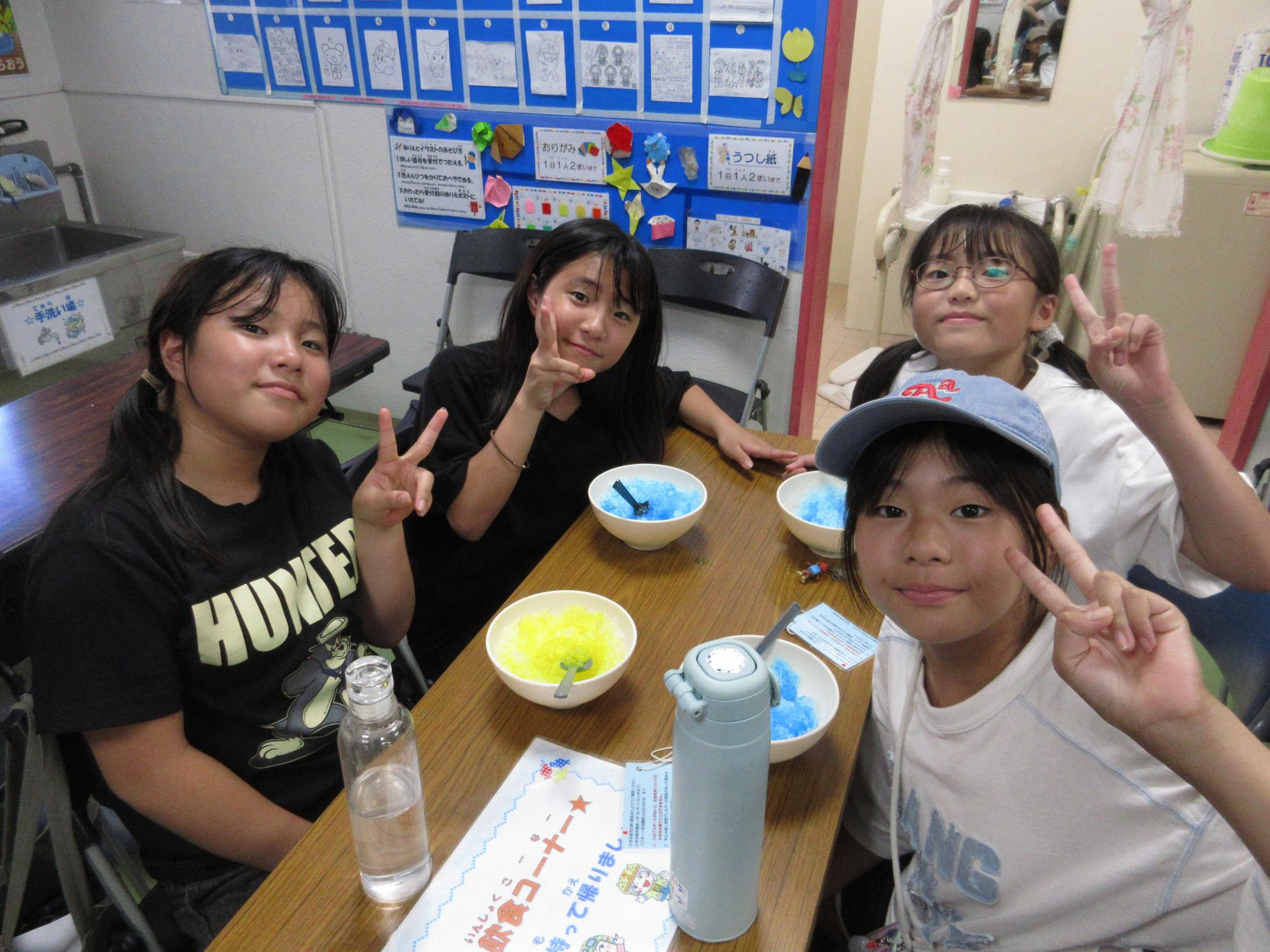 かき氷を食べている小学生の写真