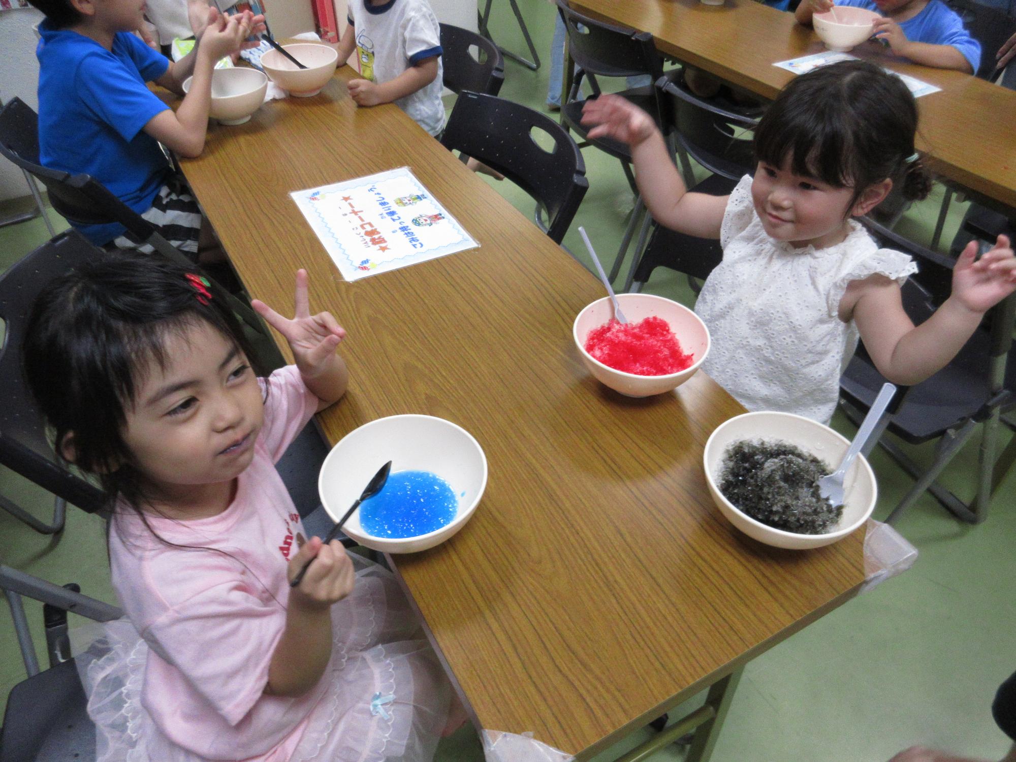 かき氷を食べている幼児の写真