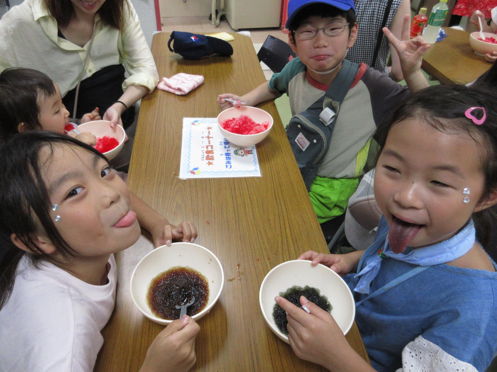 色が変わった舌を見せている小学生の写真