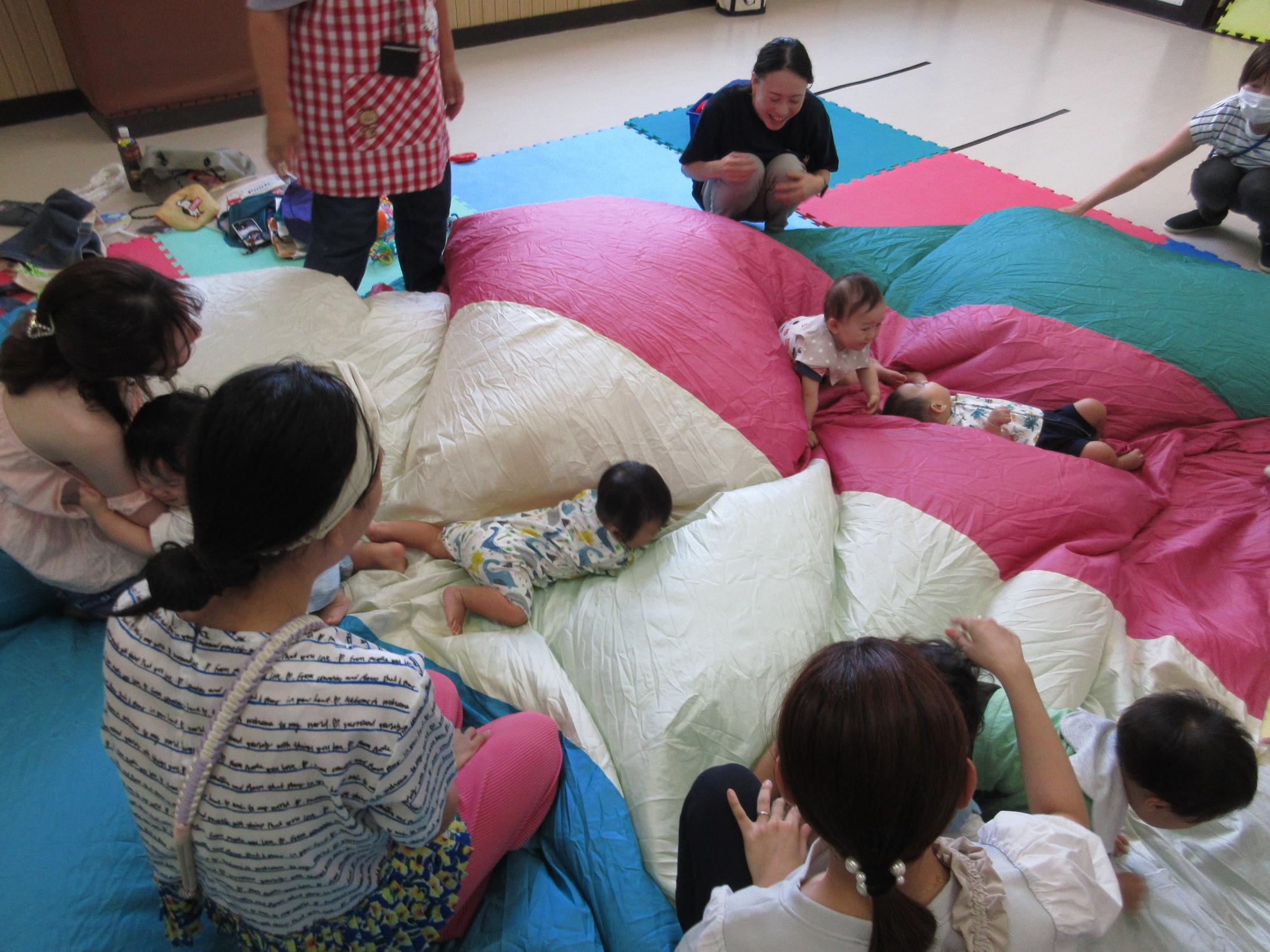 バルーンに寝転がる乳幼児